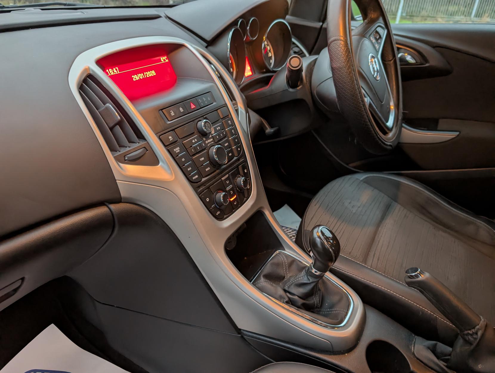 Vauxhall Astra 1.6 16v Excite Hatchback 5dr Petrol Manual Euro 5 (115 ps)