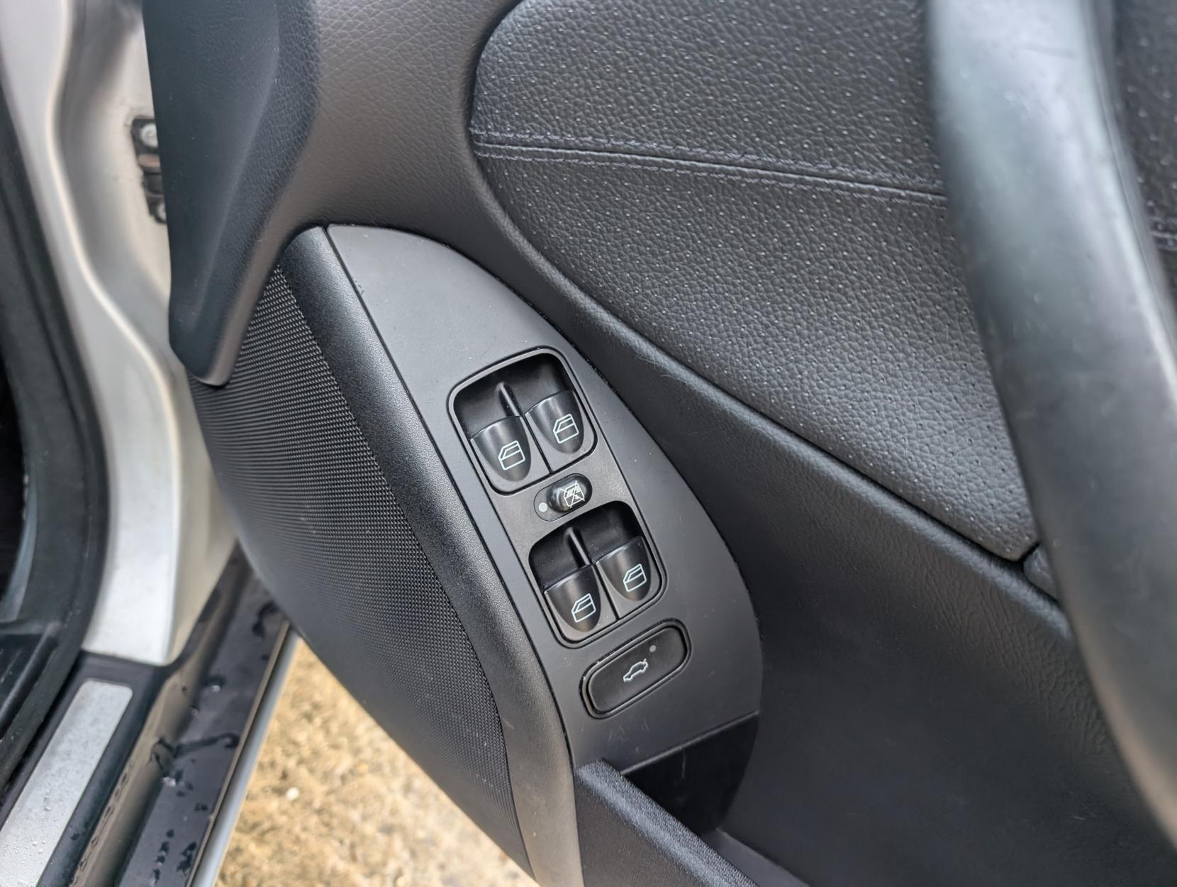 Mercedes-Benz C Class 1.8 C180 Kompressor Classic SE Saloon 4dr Petrol Automatic (193 g/km, 143 bhp)