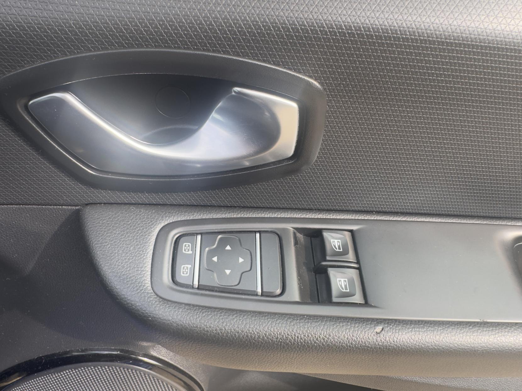 Renault Clio 0.9 TCe Play Hatchback 5dr Petrol Manual Euro 6 (s/s) (90 ps)