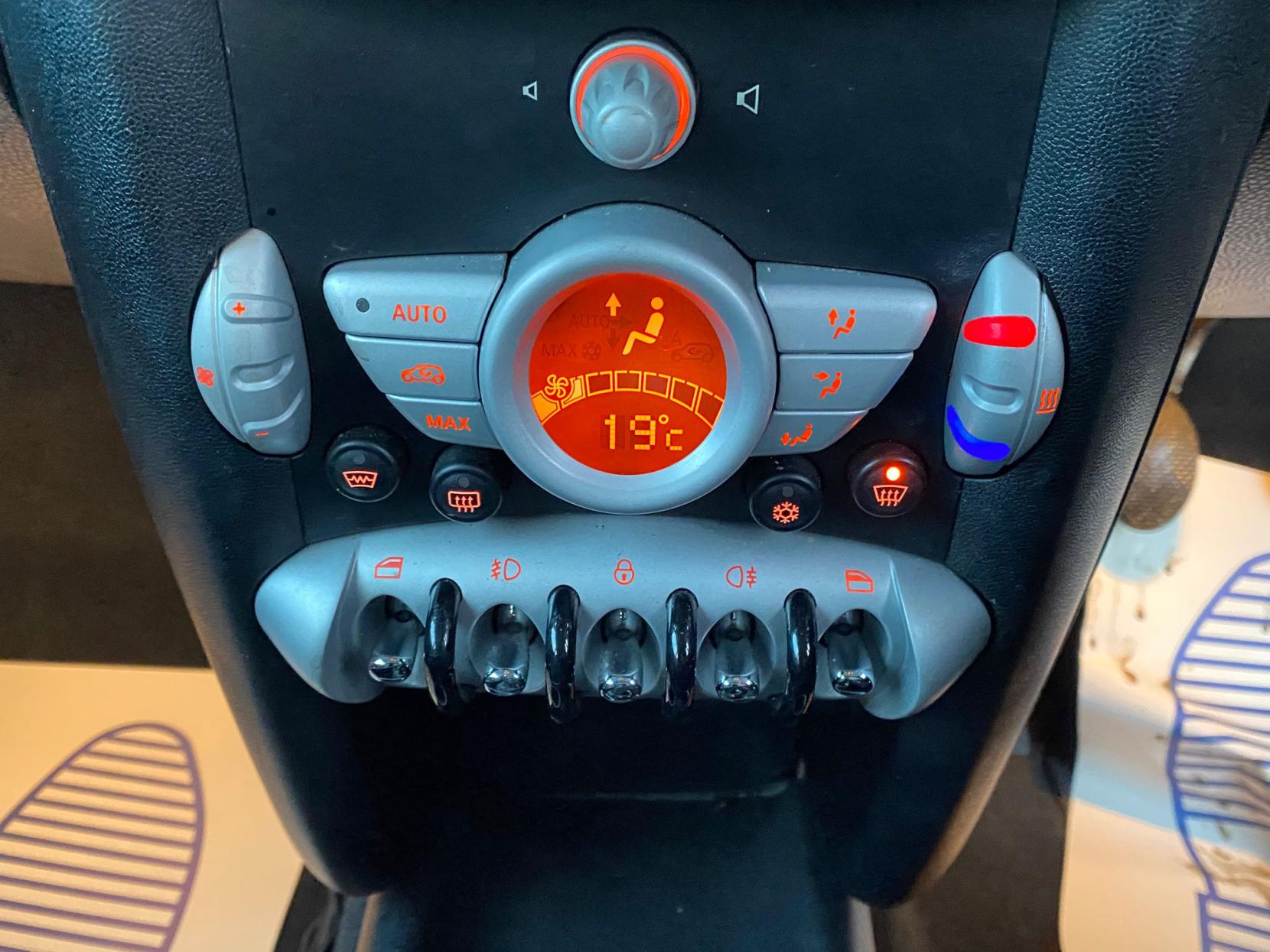 MINI Hatch 1.6 Cooper D Hatchback 3dr Diesel Manual Euro 4 (110 ps)