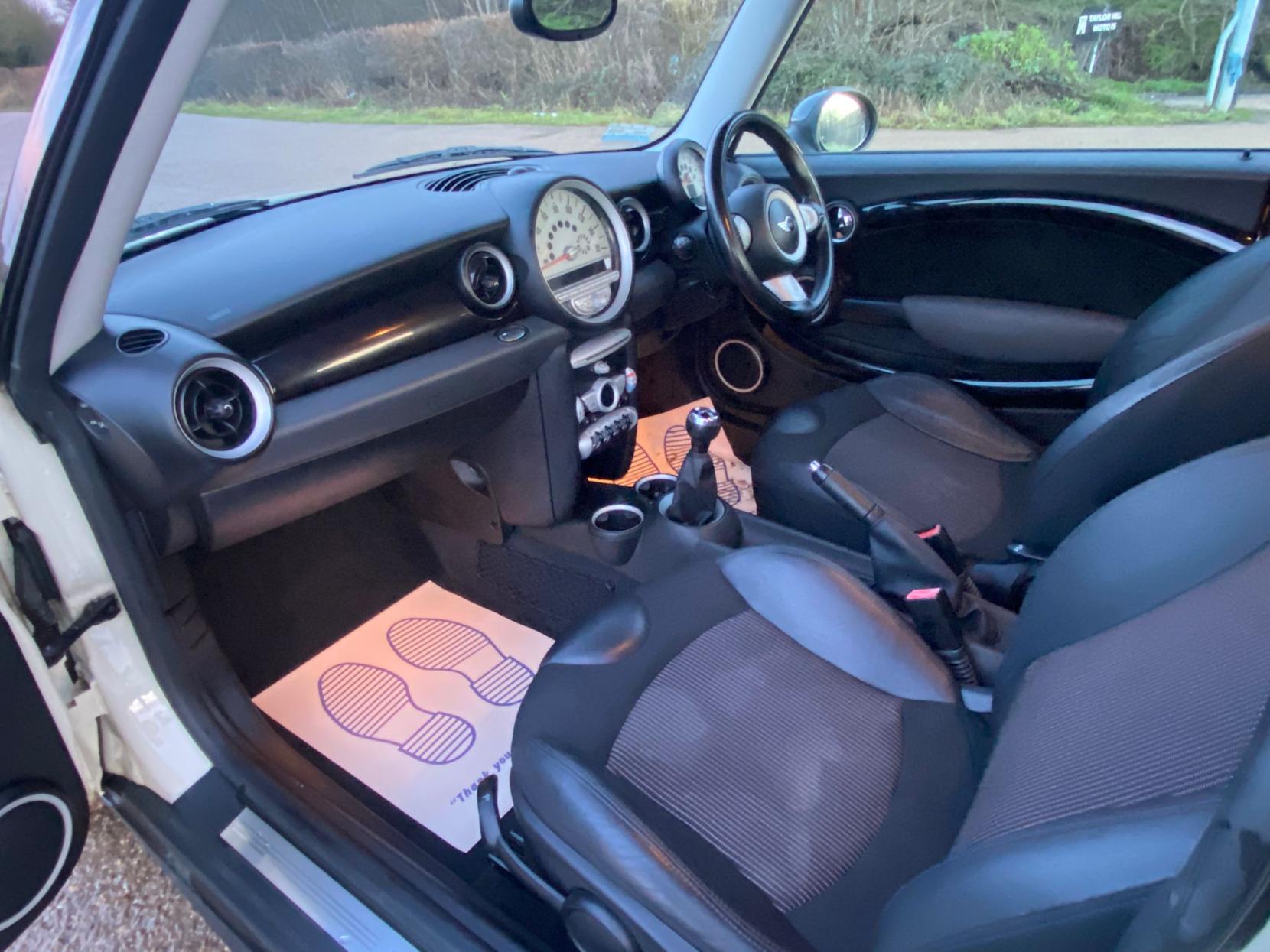 MINI Hatch 1.6 Cooper D Hatchback 3dr Diesel Manual Euro 4 (110 ps)