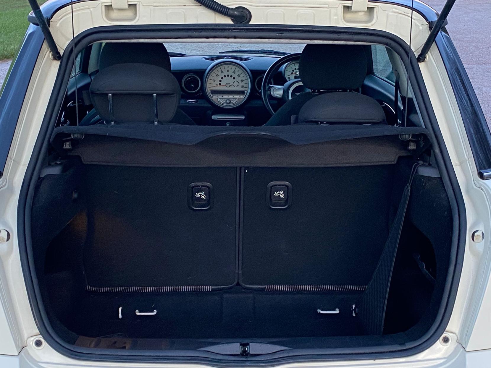 MINI Hatch 1.6 Cooper D Hatchback 3dr Diesel Manual Euro 4 (110 ps)