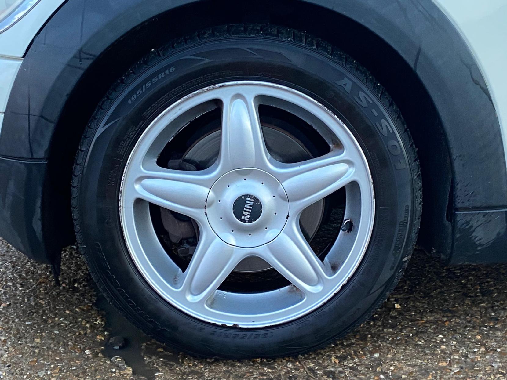 MINI Hatch 1.6 Cooper D Hatchback 3dr Diesel Manual Euro 4 (110 ps)