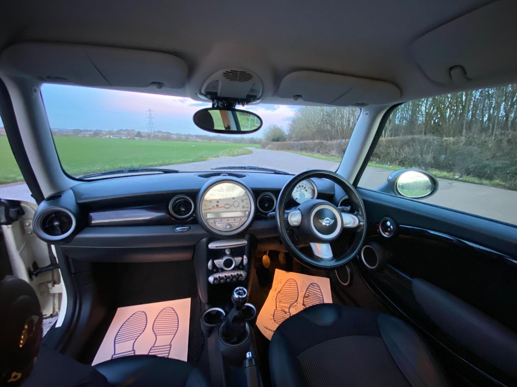 MINI Hatch 1.6 Cooper D Hatchback 3dr Diesel Manual Euro 4 (110 ps)