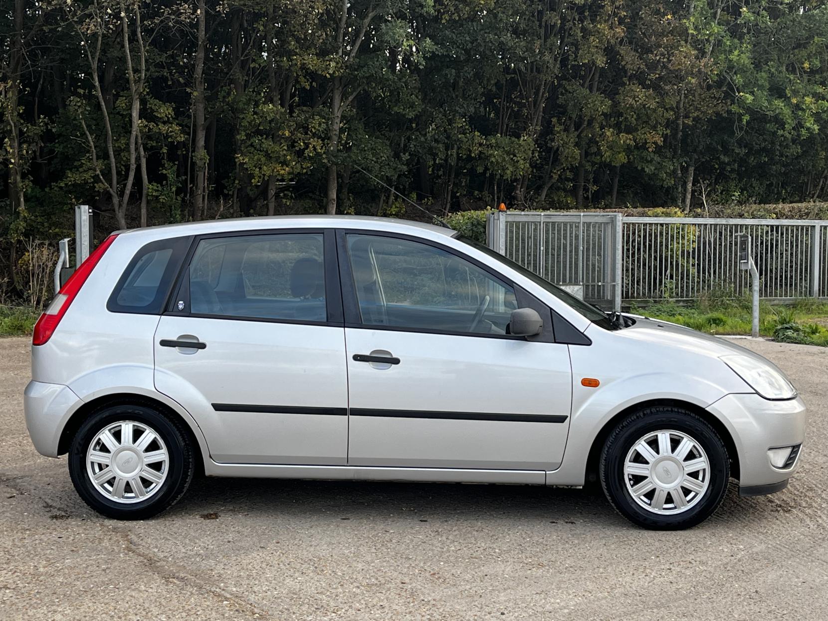 Ford Fiesta 1.6 Ghia Hatchback 5dr Petrol Automatic (179 g/km, 99 bhp)