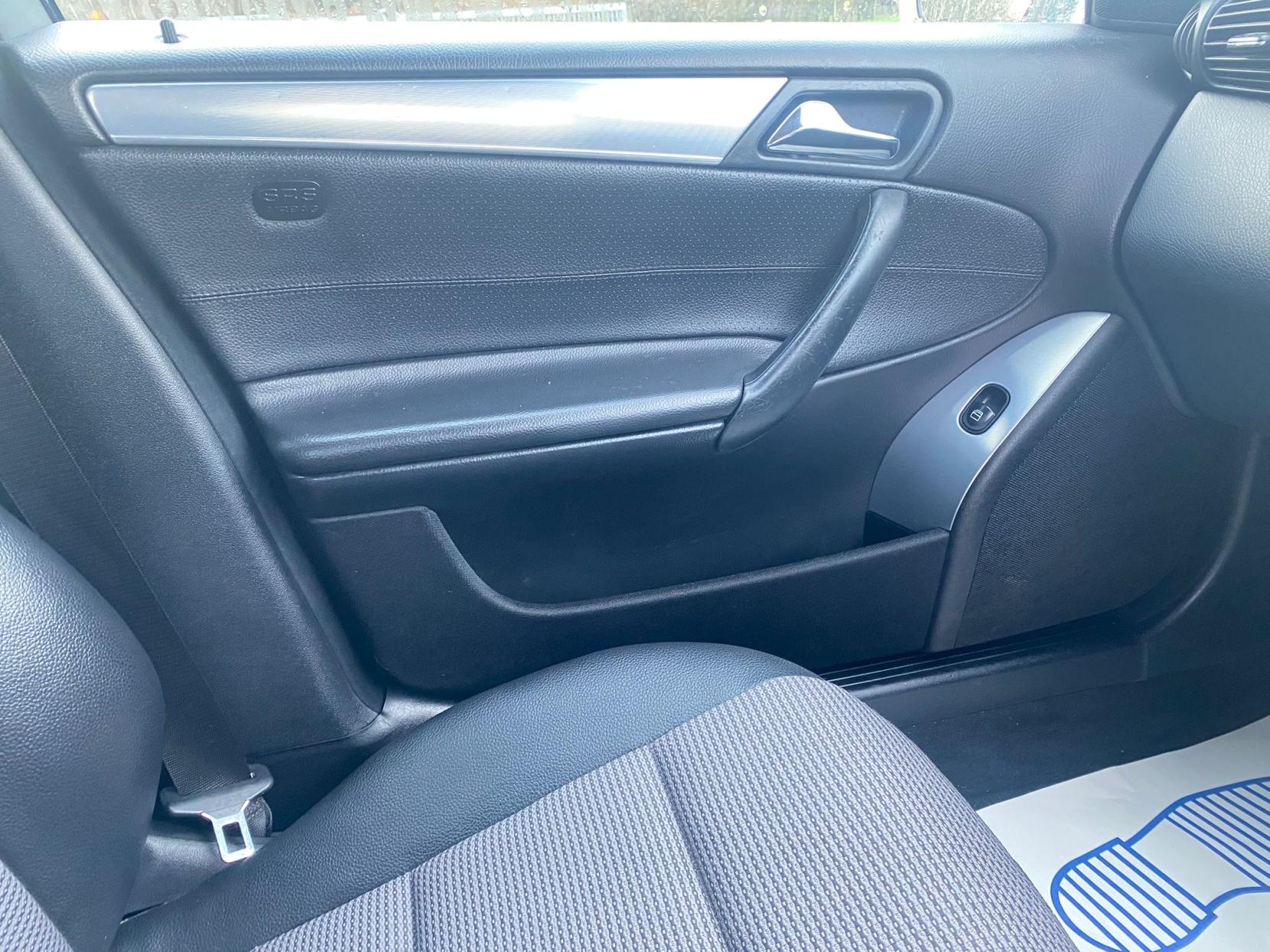 Mercedes-Benz C Class 1.8 C180 Kompressor Avantgarde SE Saloon 4dr Petrol Automatic (202 g/km, 143 bhp)