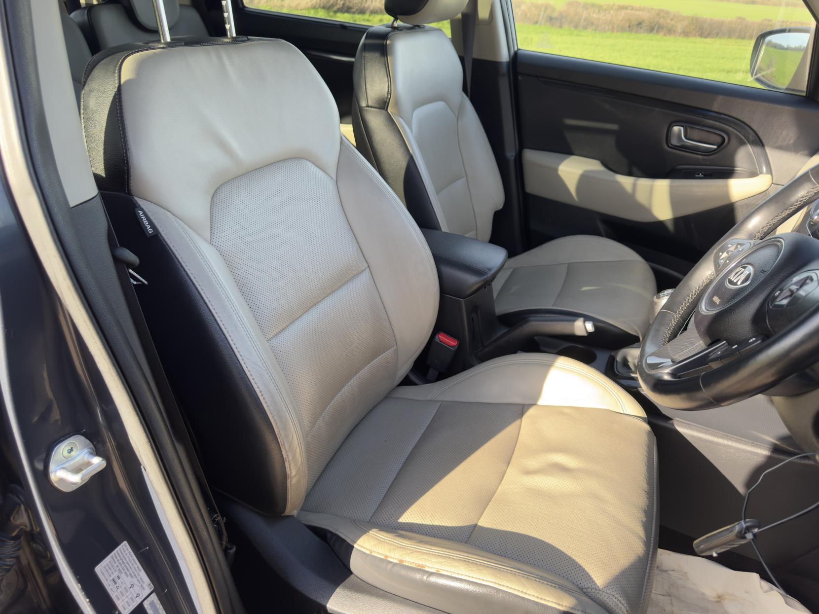 Kia Carens 1.7 CRDi EcoDynamics 3 MPV 5dr Diesel Manual Euro 5 (s/s) (134 bhp)