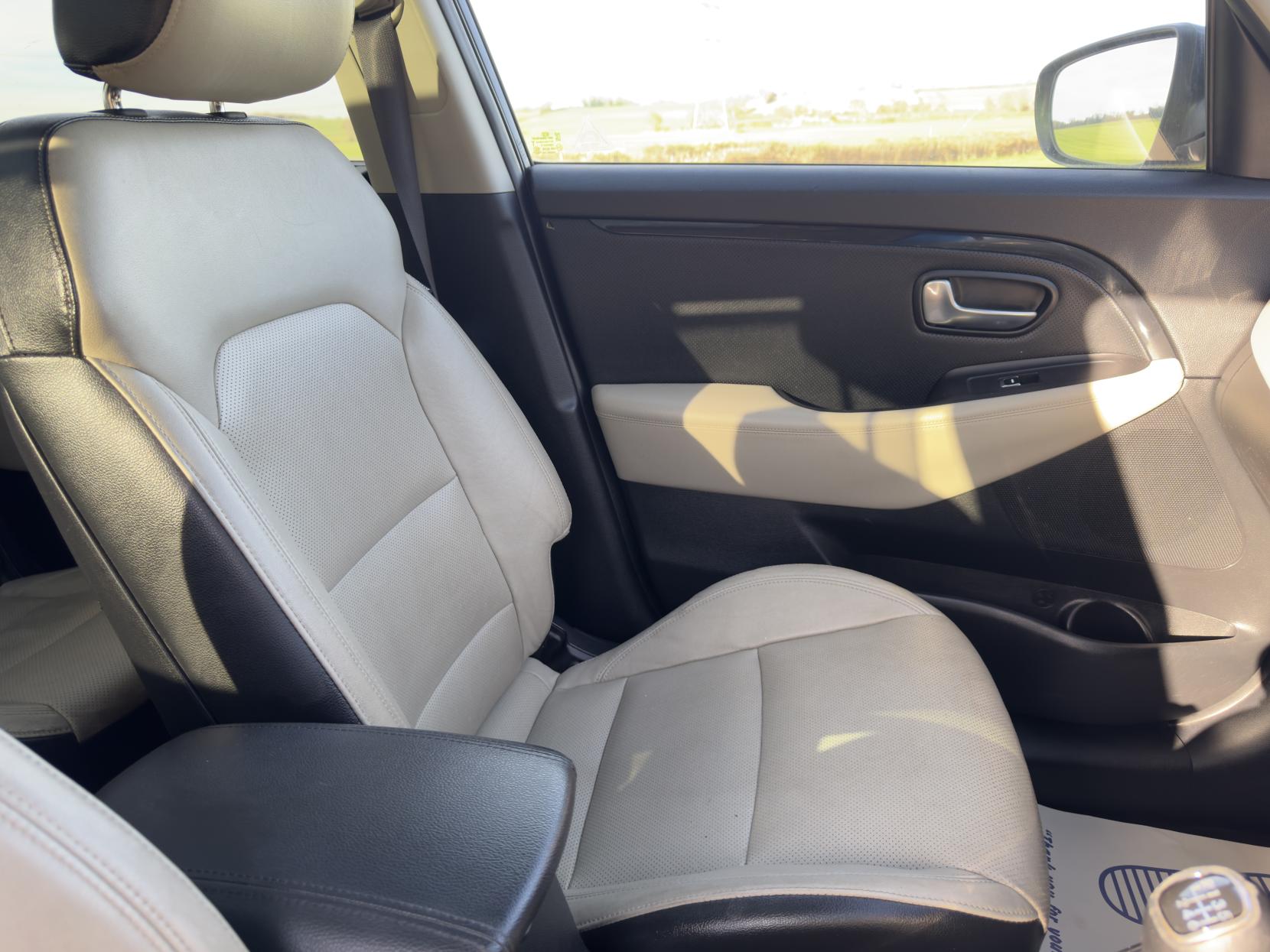 Kia Carens 1.7 CRDi EcoDynamics 3 MPV 5dr Diesel Manual Euro 5 (s/s) (134 bhp)