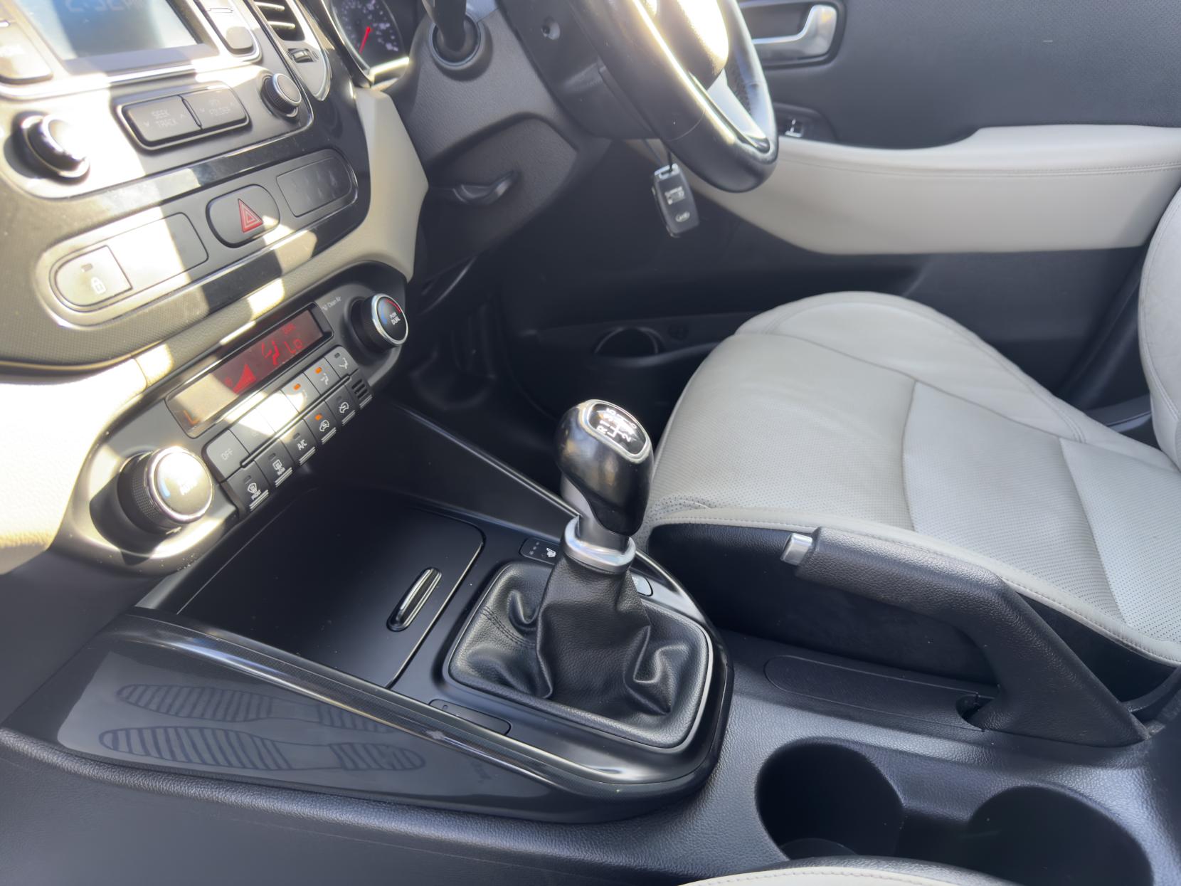 Kia Carens 1.7 CRDi EcoDynamics 3 MPV 5dr Diesel Manual Euro 5 (s/s) (134 bhp)