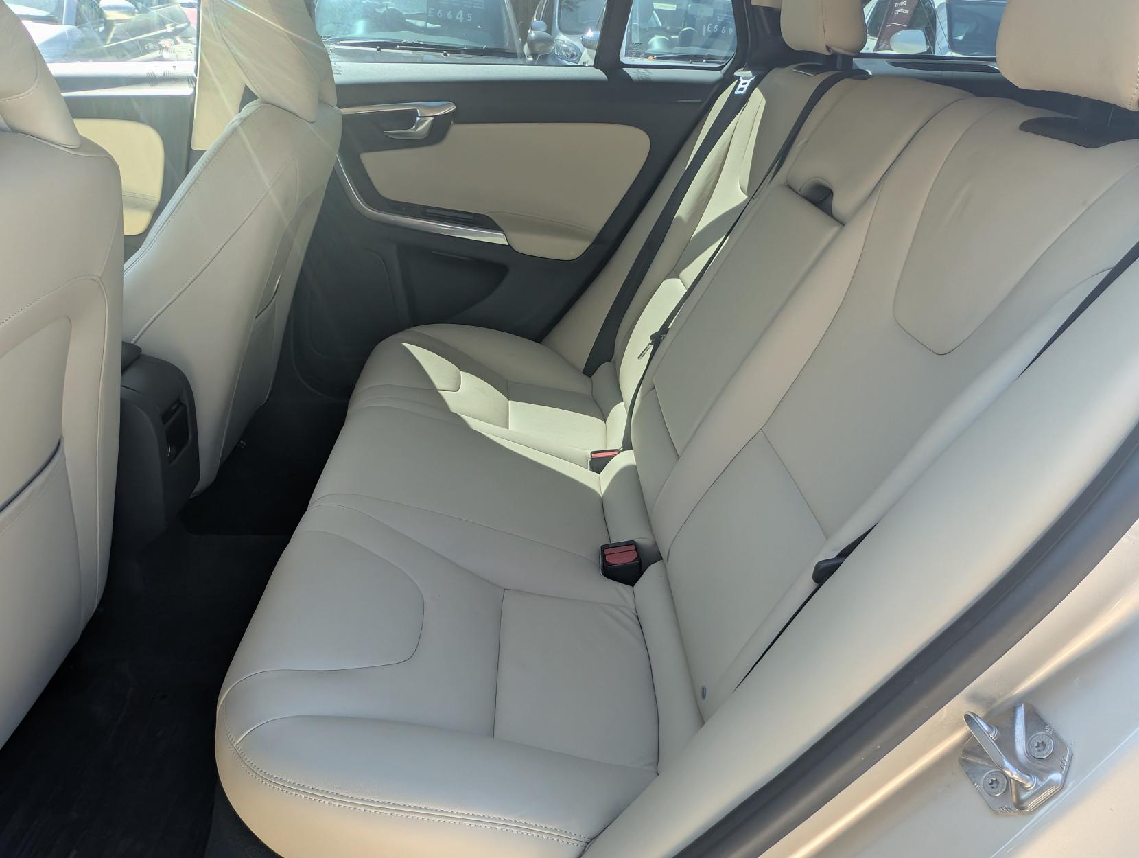 Volvo V60 2.0 D2 R-Design Estate 5dr Diesel Auto Euro 6 (s/s) (120 ps)