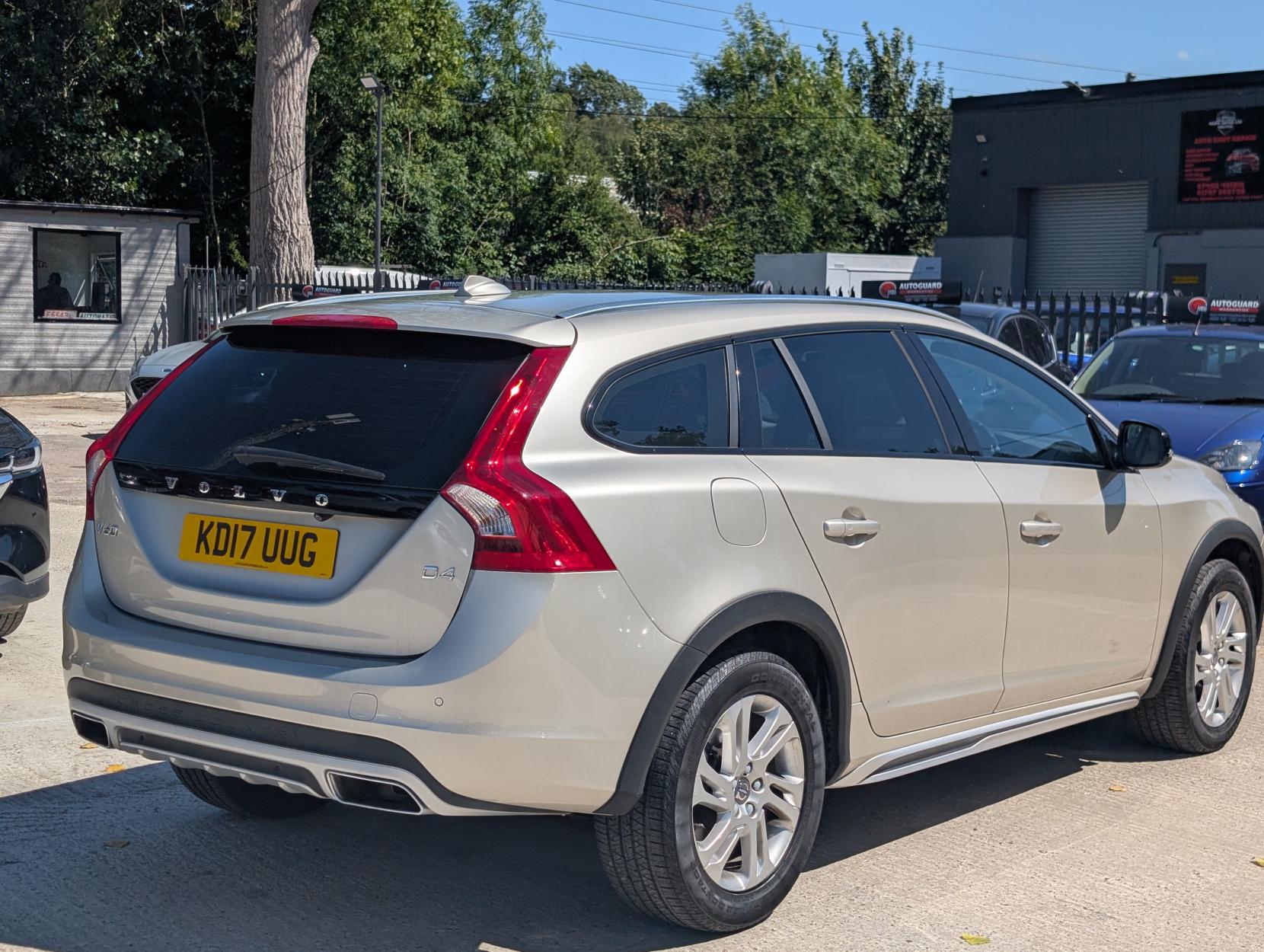 Volvo V60 2.0 D2 R-Design Estate 5dr Diesel Auto Euro 6 (s/s) (120 ps)