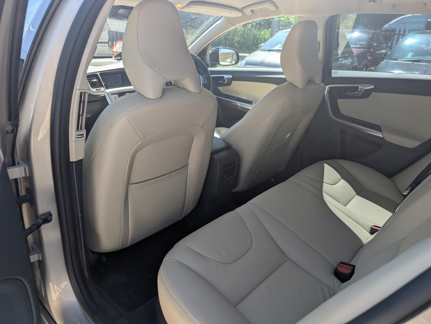 Volvo V60 2.0 D2 R-Design Estate 5dr Diesel Auto Euro 6 (s/s) (120 ps)