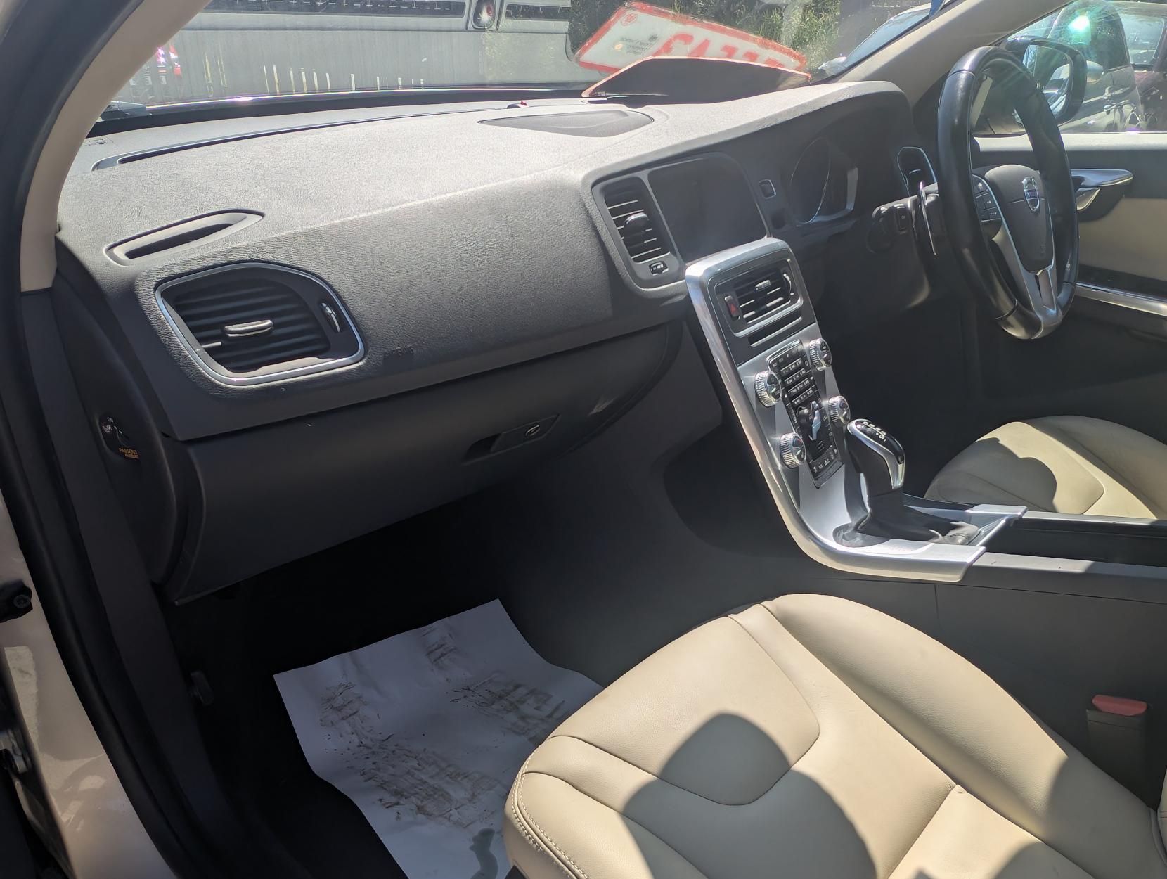 Volvo V60 2.0 D2 R-Design Estate 5dr Diesel Auto Euro 6 (s/s) (120 ps)
