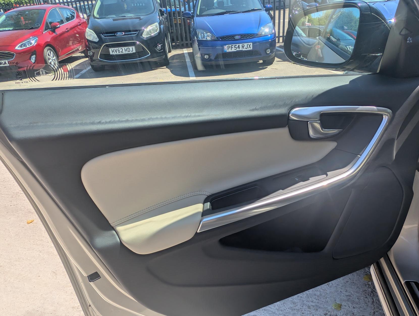 Volvo V60 2.0 D2 R-Design Estate 5dr Diesel Auto Euro 6 (s/s) (120 ps)