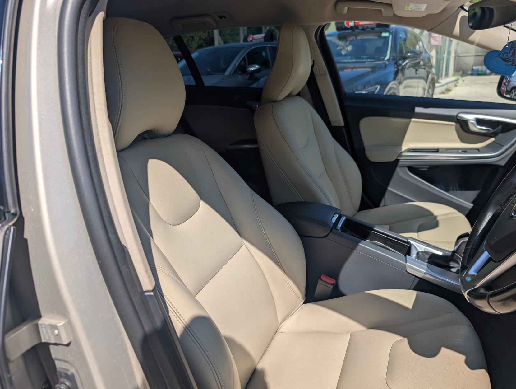 Volvo V60 2.0 D2 R-Design Estate 5dr Diesel Auto Euro 6 (s/s) (120 ps)