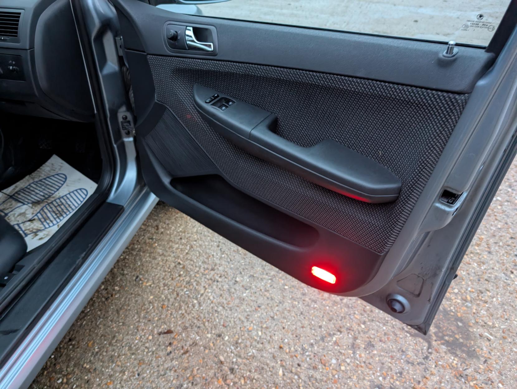 Skoda Fabia 1.2 HTP 12V Ambiente Hatchback 5dr Petrol Manual (140 g/km, 64 bhp)