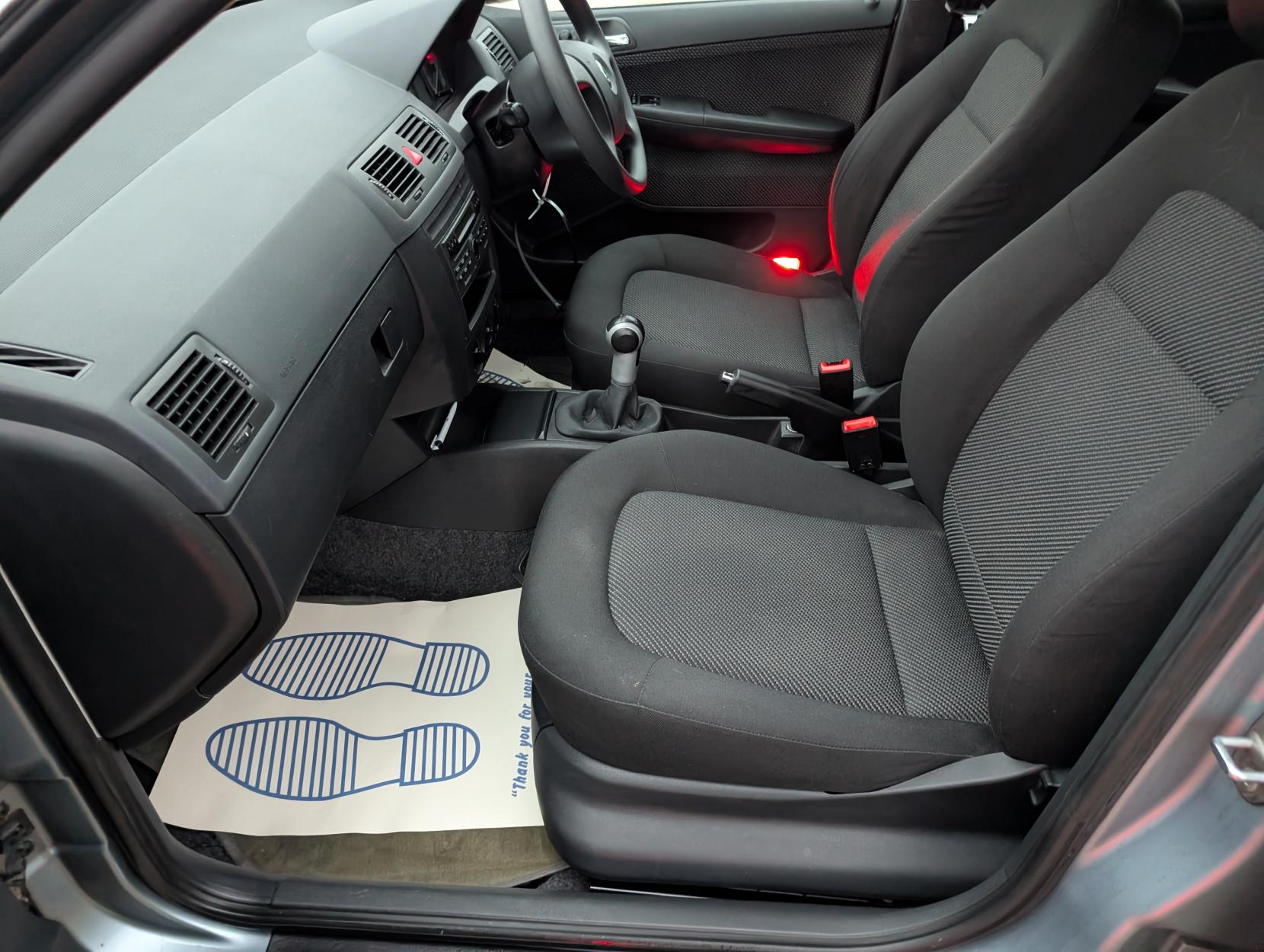 Skoda Fabia 1.2 HTP 12V Ambiente Hatchback 5dr Petrol Manual (140 g/km, 64 bhp)