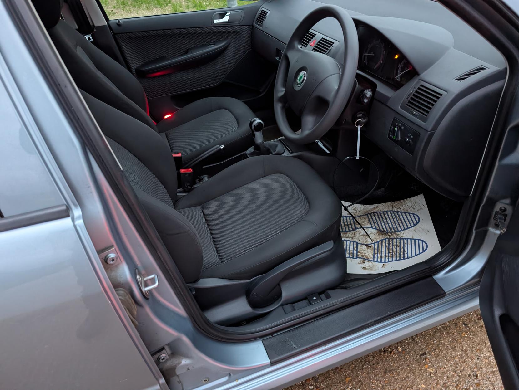 Skoda Fabia 1.2 HTP 12V Ambiente Hatchback 5dr Petrol Manual (140 g/km, 64 bhp)