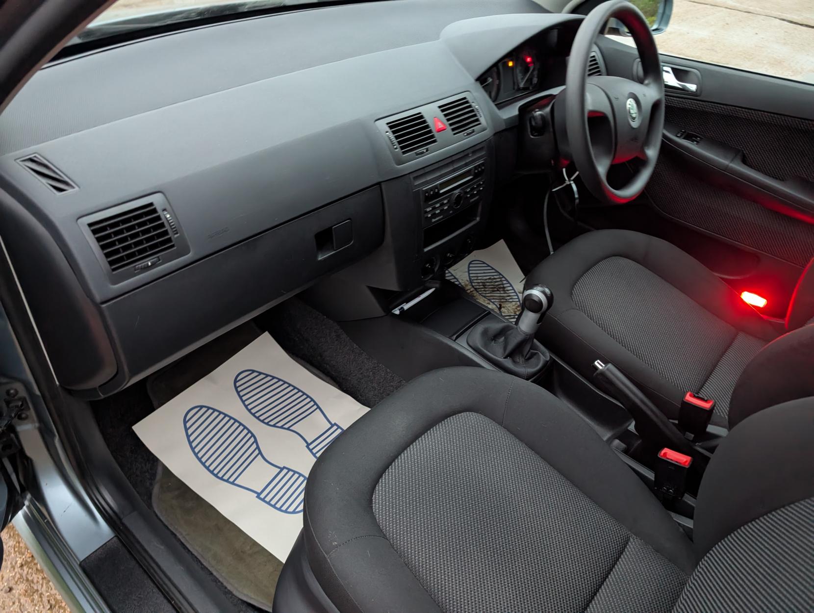 Skoda Fabia 1.2 HTP 12V Ambiente Hatchback 5dr Petrol Manual (140 g/km, 64 bhp)