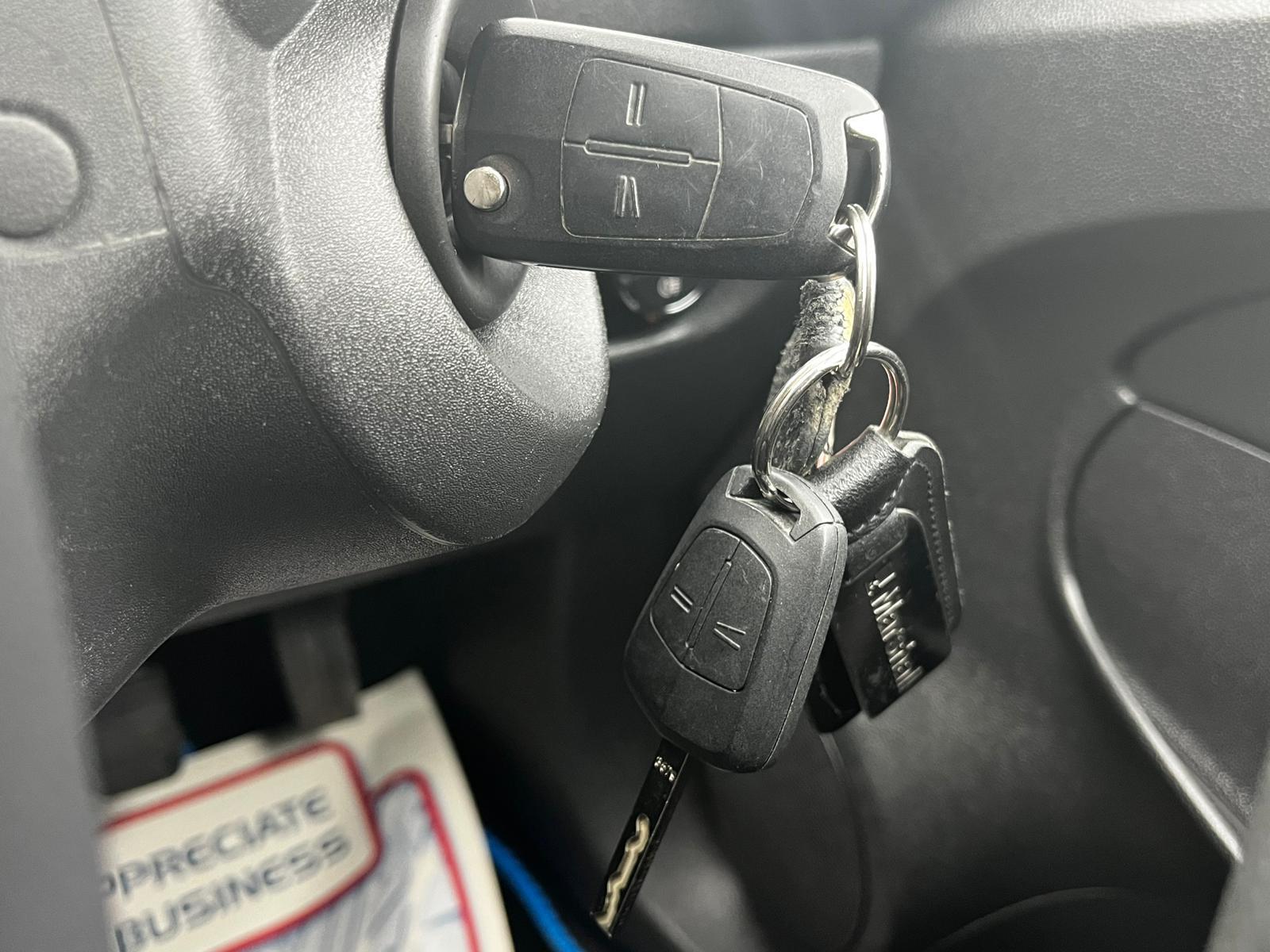 Vauxhall Corsa 1.4 16V SE Hatchback 5dr Petrol Manual Wide Ratio Euro 5 (100 ps)