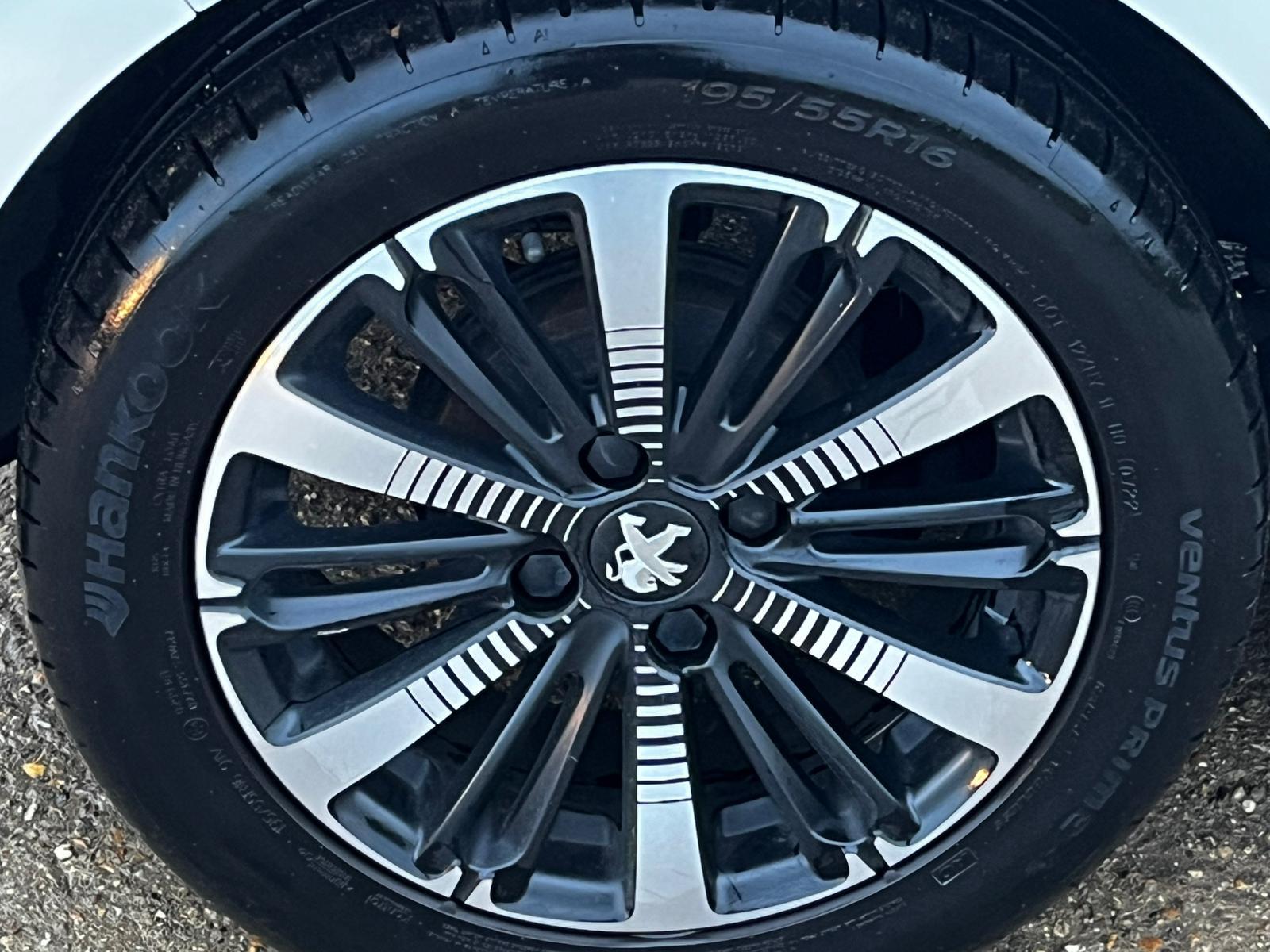 Peugeot 208 1.2 PureTech Allure Premium Hatchback 5dr Petrol Manual Euro 6 (82 ps)