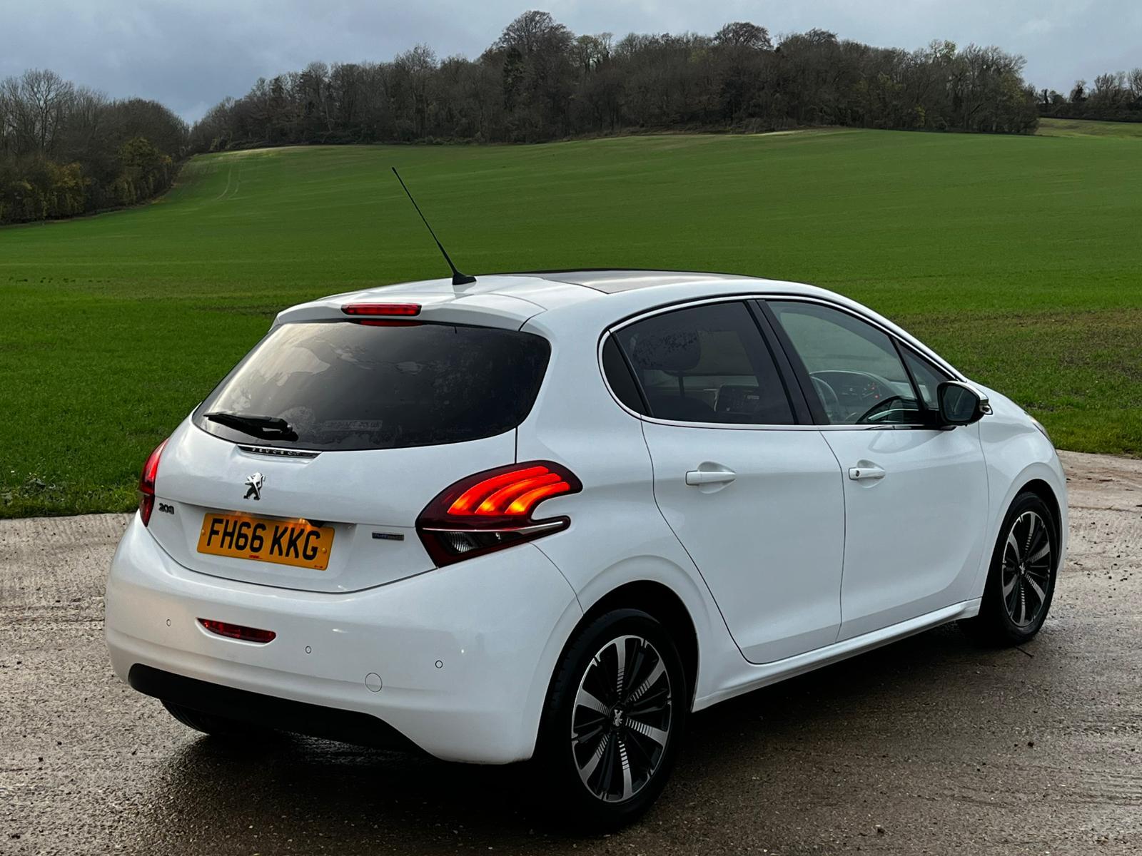 Peugeot 208 1.2 PureTech Allure Premium Hatchback 5dr Petrol Manual Euro 6 (82 ps)