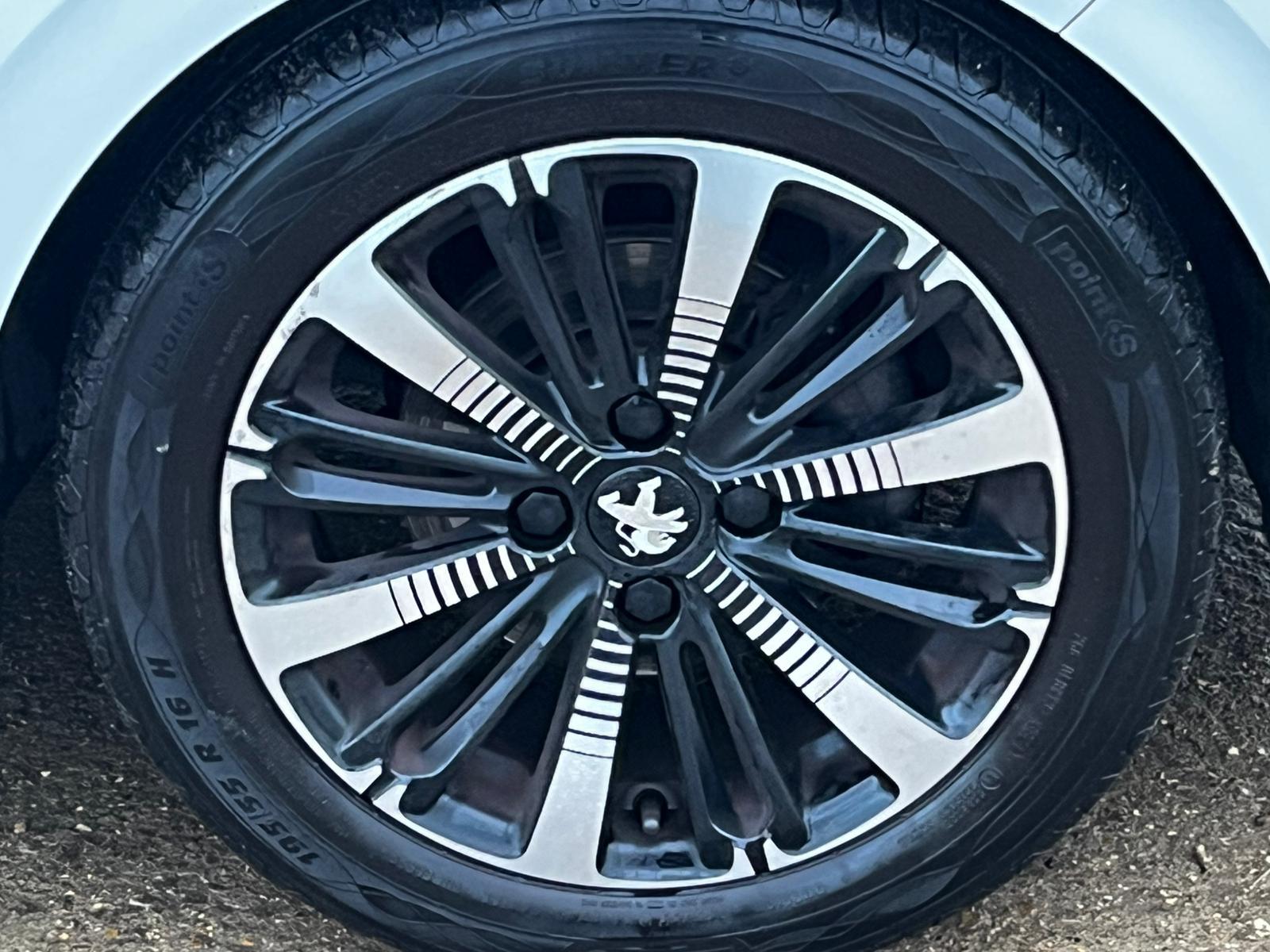 Peugeot 208 1.2 PureTech Allure Premium Hatchback 5dr Petrol Manual Euro 6 (82 ps)