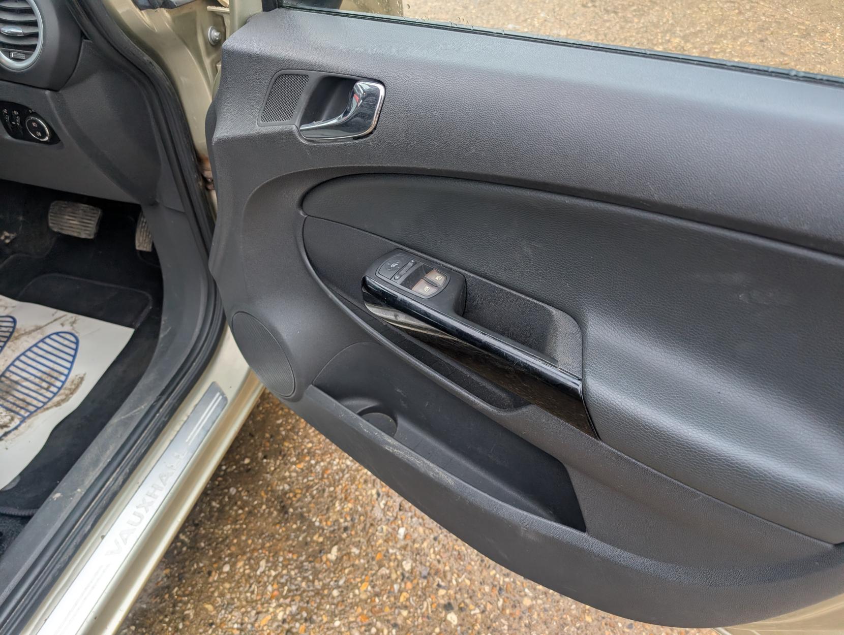 Vauxhall Corsa 1.4i 16v SE Hatchback 5dr Petrol Automatic (a/c) (138 g/km, 99 bhp)