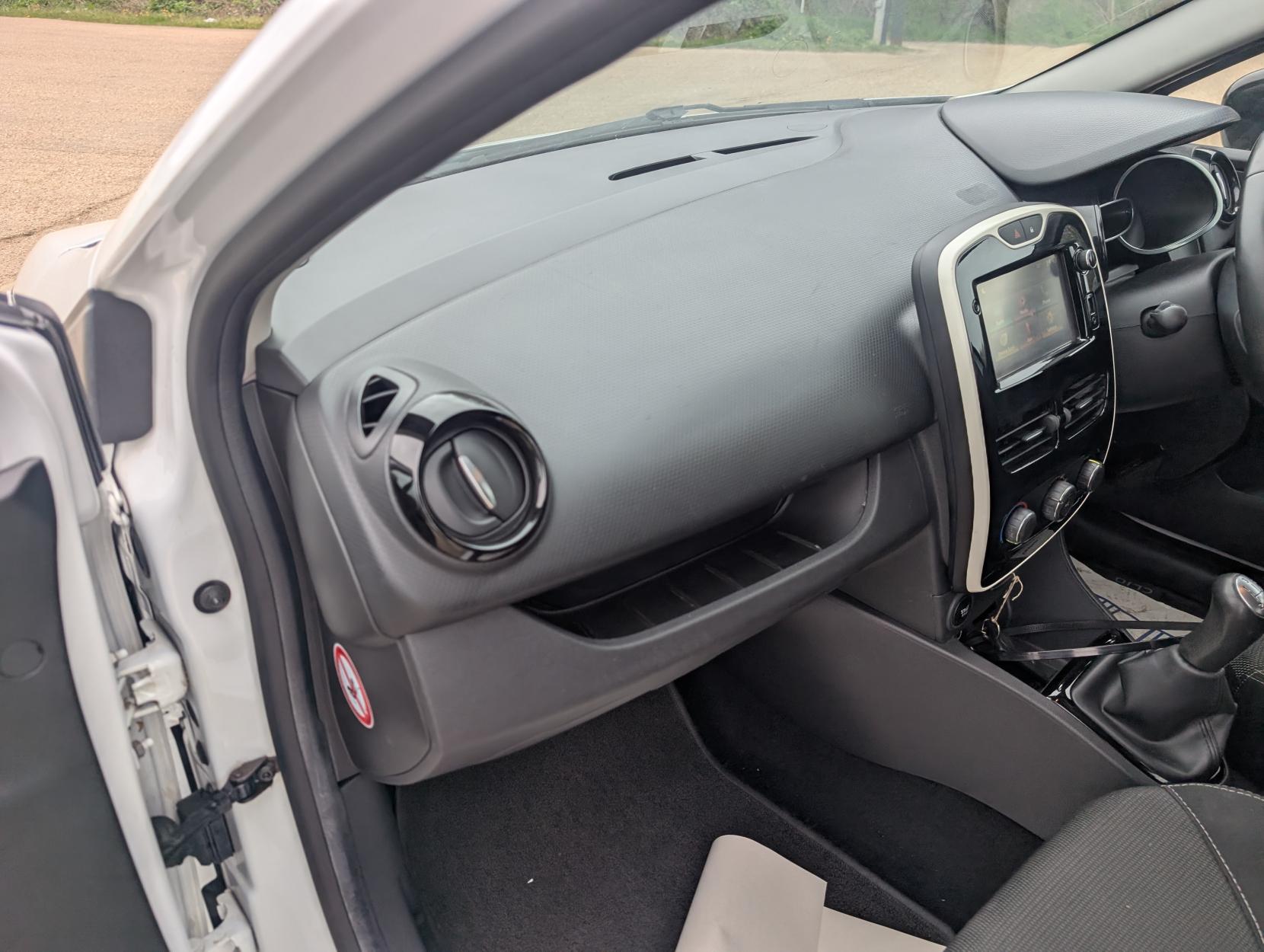 Renault Clio 0.9 TCe Dynamique Nav Hatchback 5dr Petrol Manual Euro 6 (s/s) (90 ps)