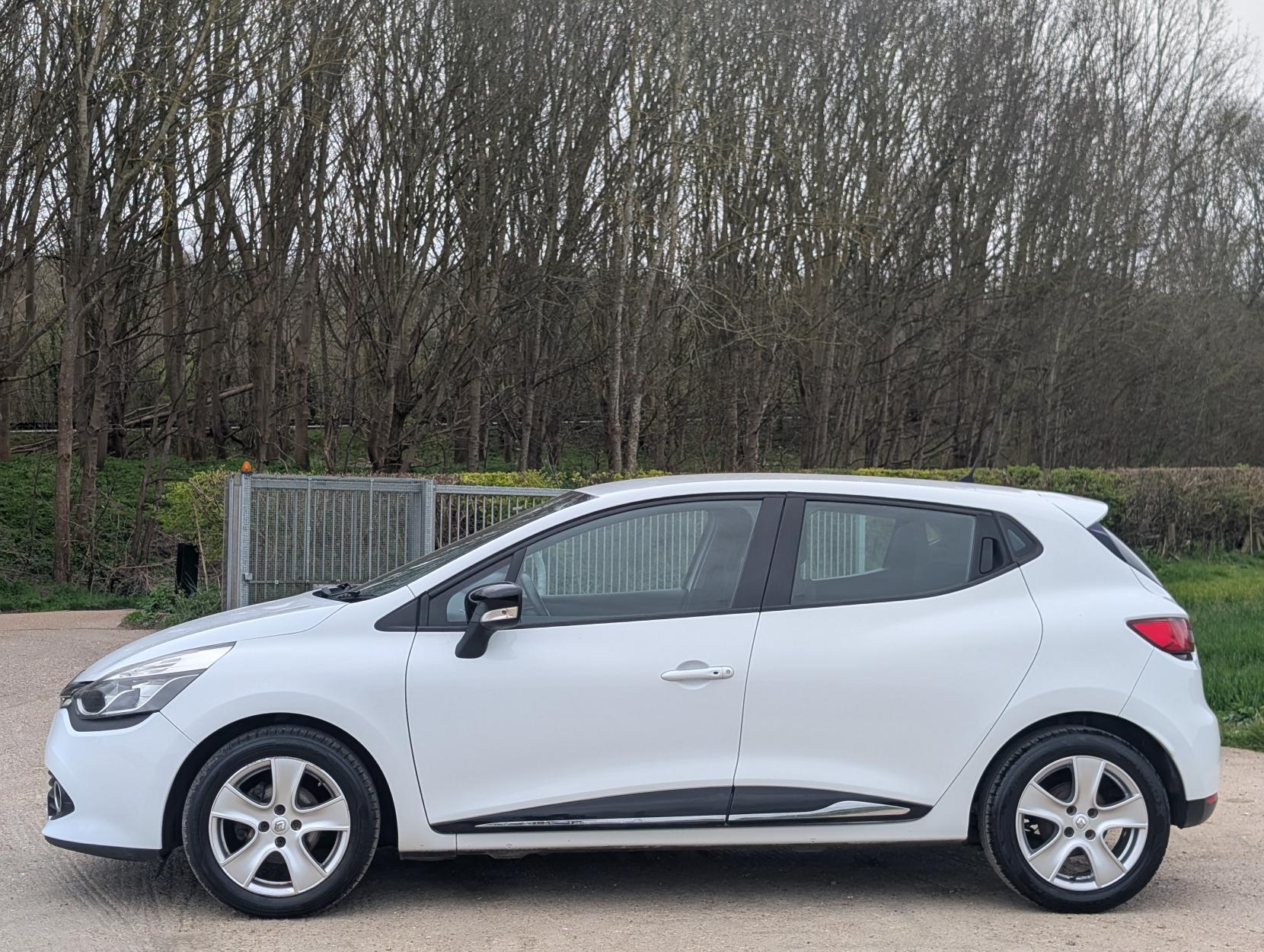 Renault Clio 0.9 TCe Dynamique Nav Hatchback 5dr Petrol Manual Euro 6 (s/s) (90 ps)