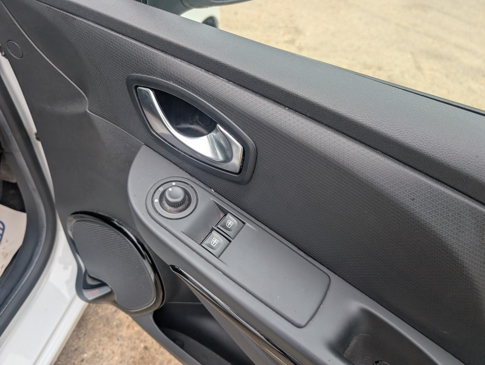 Renault Clio 0.9 TCe Dynamique Nav Hatchback 5dr Petrol Manual Euro 6 (s/s) (90 ps)