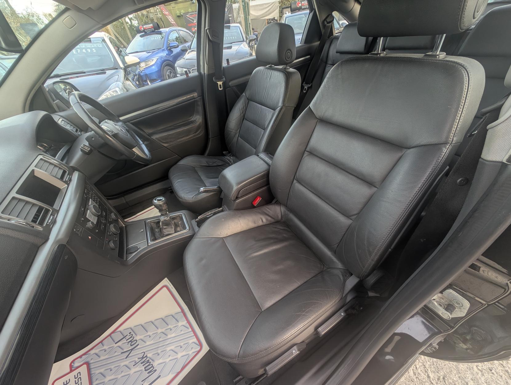 Vauxhall Vectra 3.0 CDTi V6 24V Elite Hatchback 5dr Diesel Manual (186 g/km, 181 bhp)