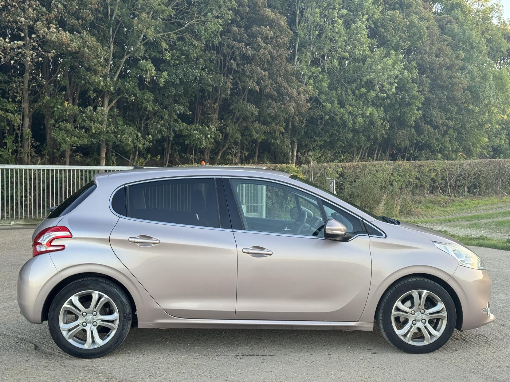 Peugeot 208 1.2 Allure Hatchback (2012 - 2015)