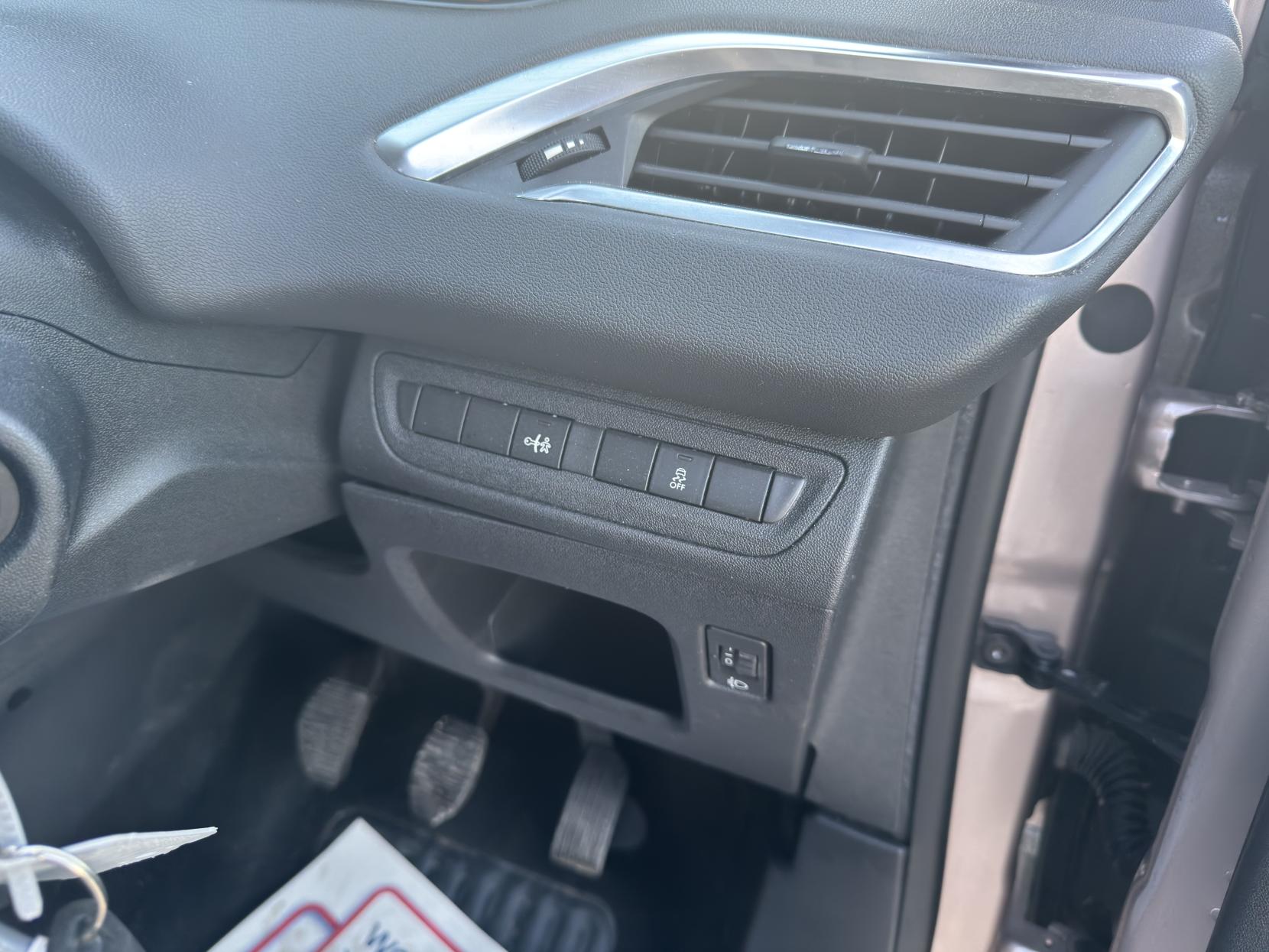 Peugeot 208 1.2 Allure Hatchback (2012 - 2015)