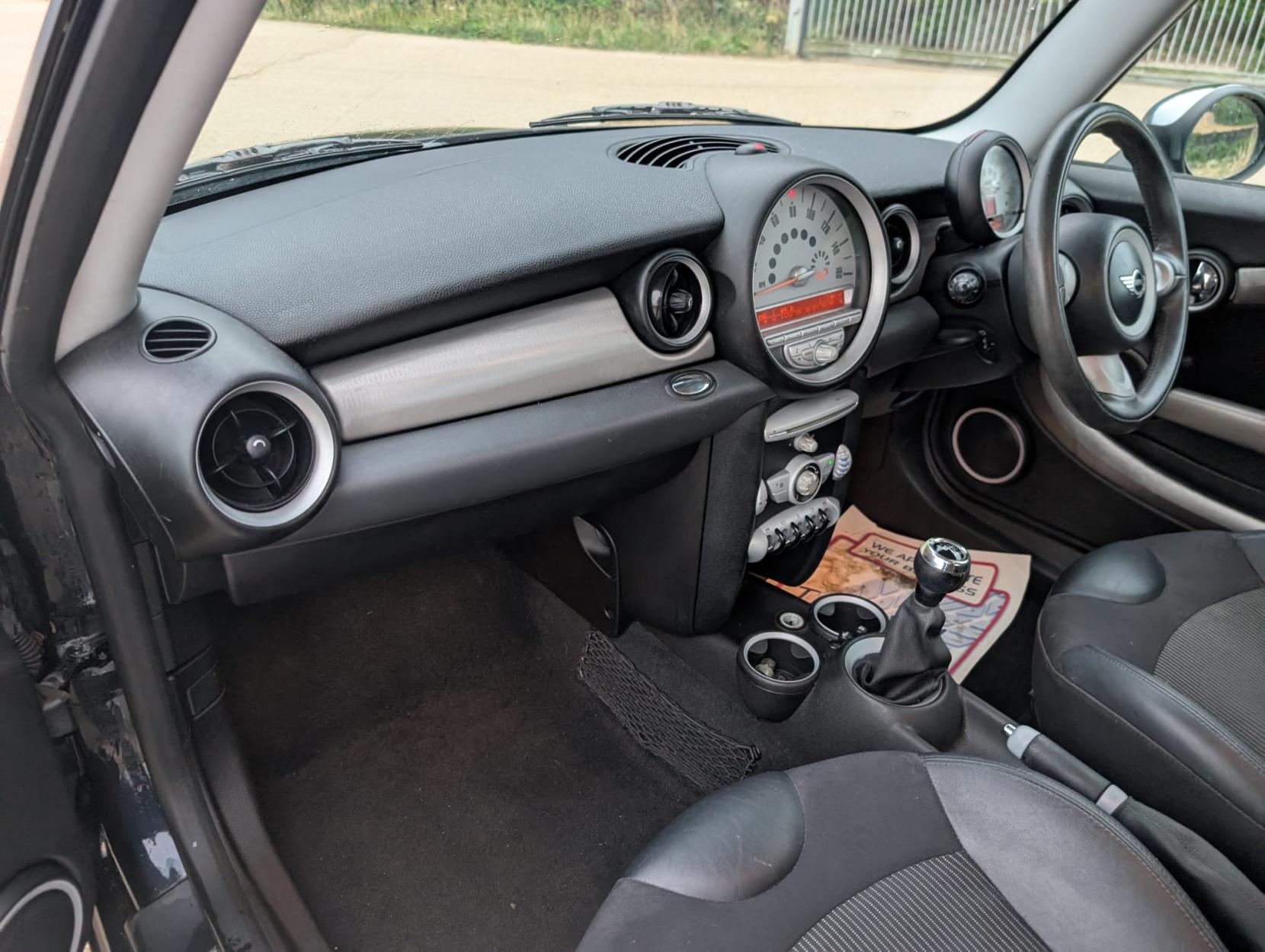 MINI Hatch 1.6 Cooper D Hatchback 3dr Diesel Manual Euro 4 (110 ps)