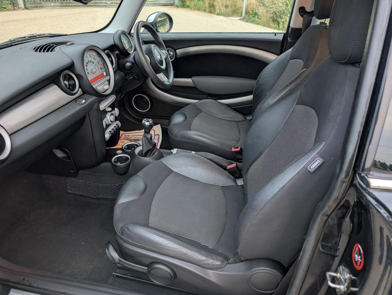 MINI Hatch 1.6 Cooper D Hatchback 3dr Diesel Manual Euro 4 (110 ps)