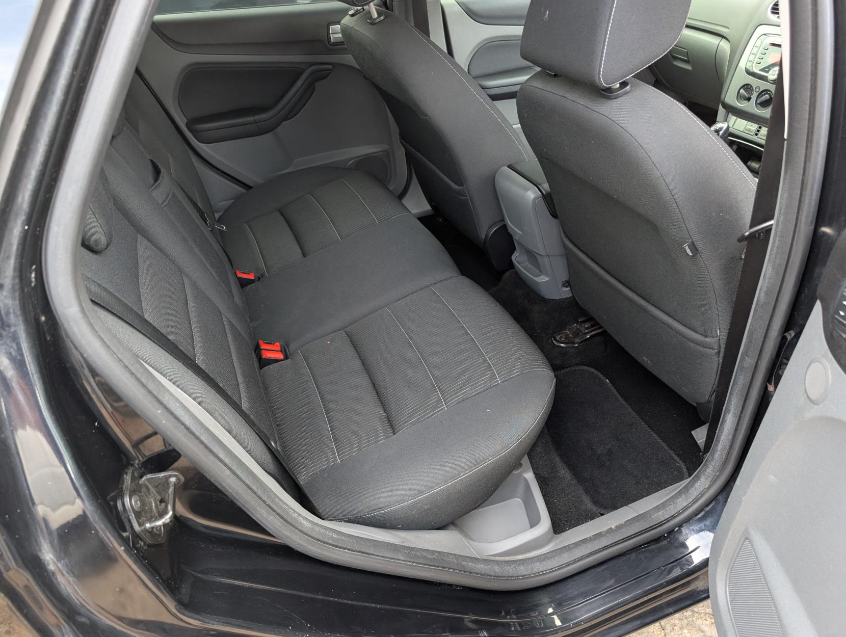 Ford Focus 1.6 Titanium Hatchback 5dr Petrol Manual (159 g/km, 99 bhp)