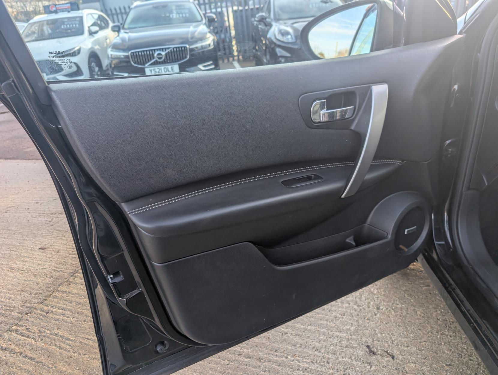 Nissan Qashqai 1.6 Tekna SUV 5dr Petrol Manual 2WD Euro 5 (117 ps)