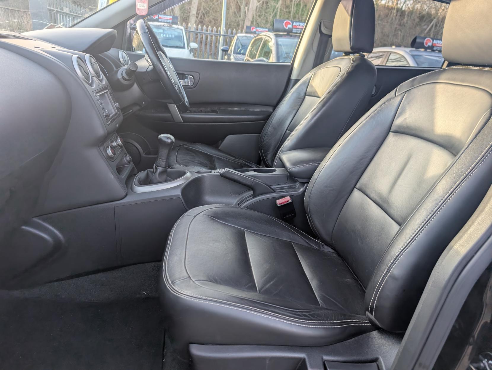 Nissan Qashqai 1.6 Tekna SUV 5dr Petrol Manual 2WD Euro 5 (117 ps)