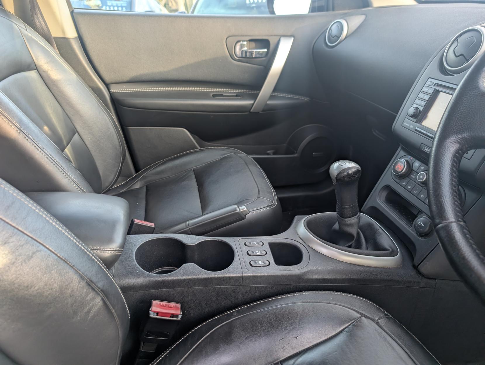 Nissan Qashqai 1.6 Tekna SUV 5dr Petrol Manual 2WD Euro 5 (117 ps)