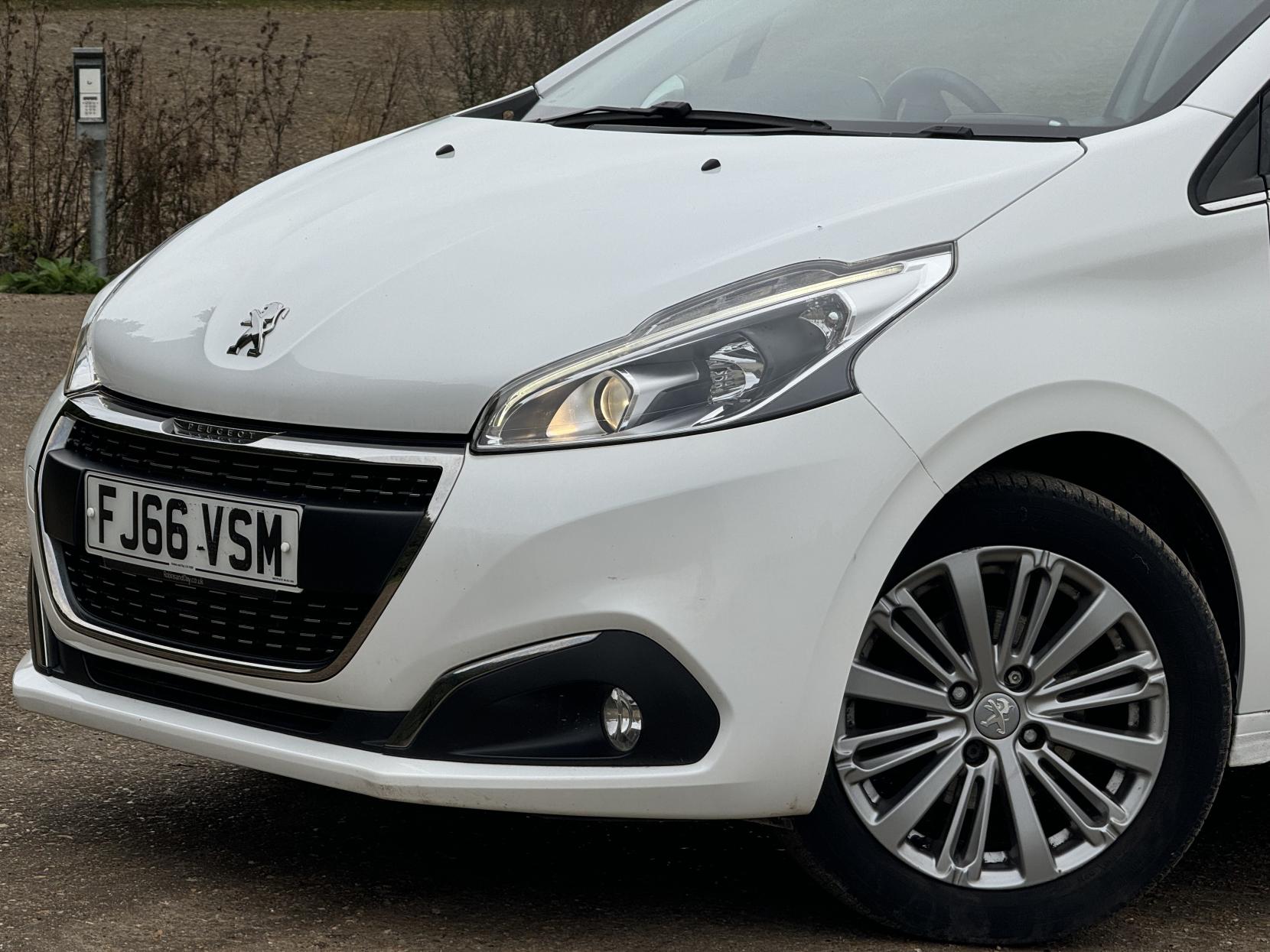 Peugeot 208 1.2 PureTech Allure Hatchback 3dr Petrol Manual Euro 6 (82 ps)