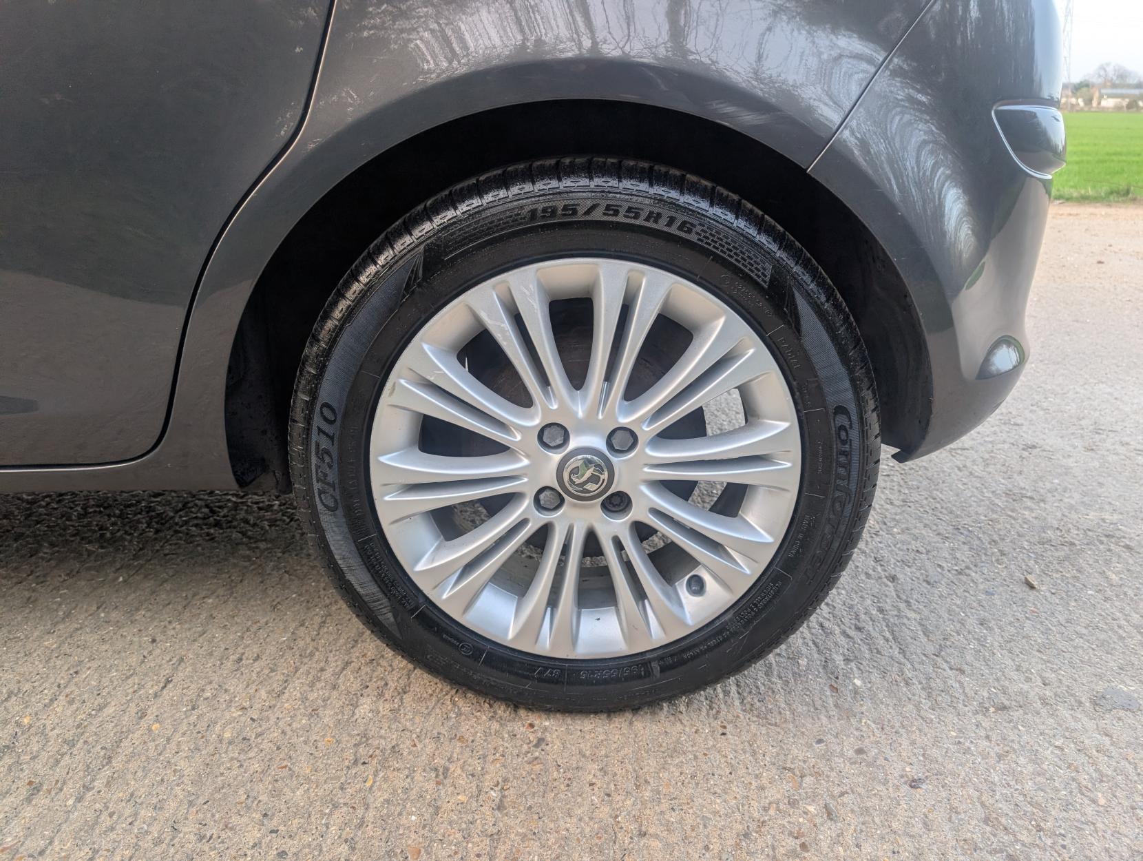 Vauxhall Corsa 1.4 16V SE Hatchback 5dr Petrol Manual Wide Ratio Euro 5 (100 ps)