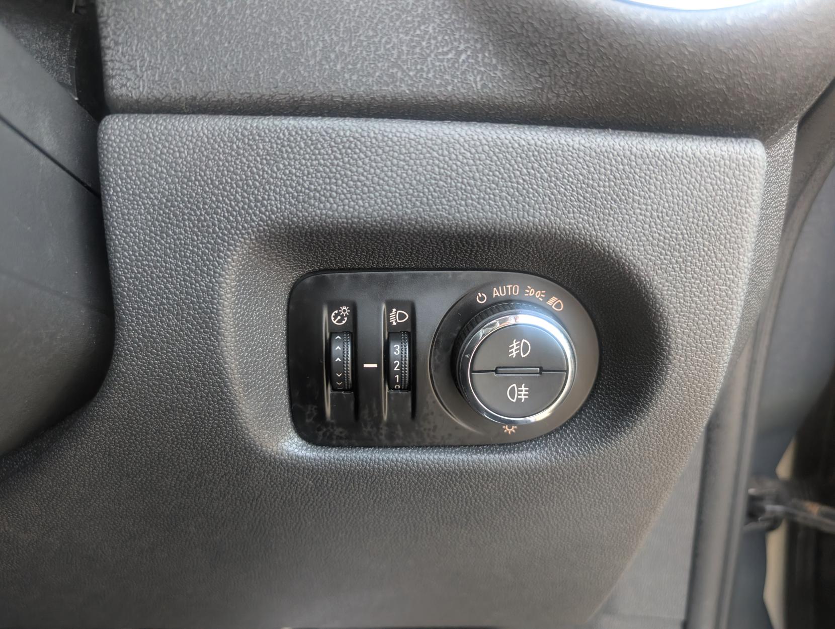 Vauxhall Corsa 1.4 16V SE Hatchback 5dr Petrol Manual Wide Ratio Euro 5 (100 ps)