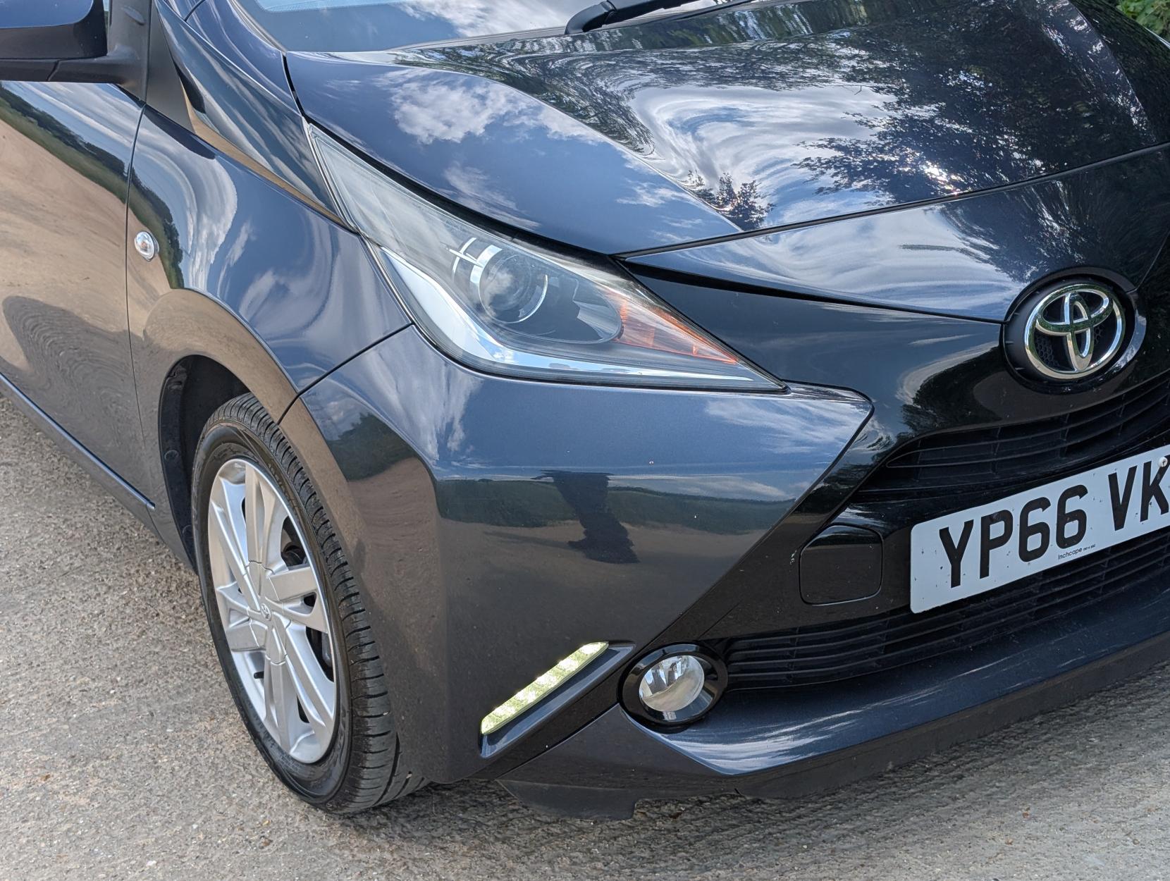 Toyota AYGO 1.0 VVT-i x-pression x-wave 5dr Petrol x-shift Euro 6 (Safety Sense) (68 ps)