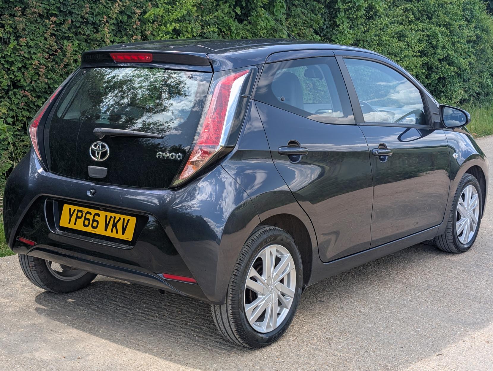 Toyota AYGO 1.0 VVT-i x-pression x-wave 5dr Petrol x-shift Euro 6 (Safety Sense) (68 ps)