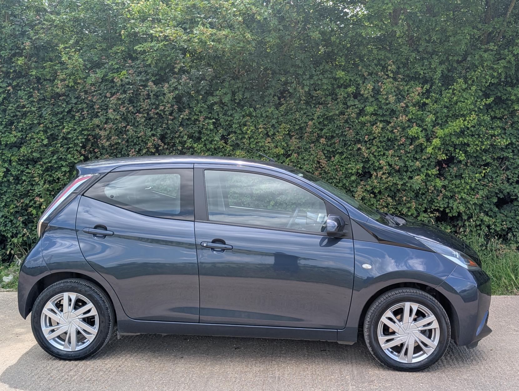Toyota AYGO 1.0 VVT-i x-pression x-wave 5dr Petrol x-shift Euro 6 (Safety Sense) (68 ps)