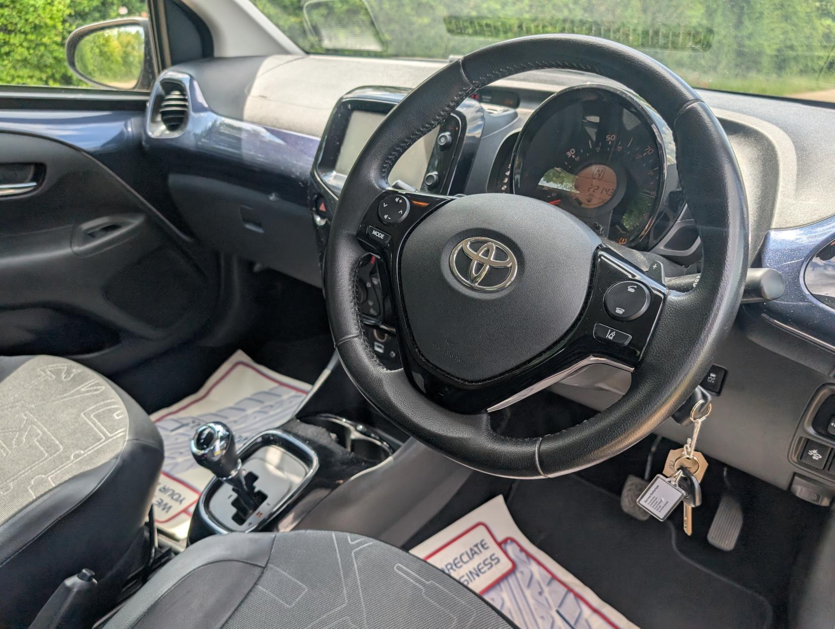 Toyota AYGO 1.0 VVT-i x-pression x-wave 5dr Petrol x-shift Euro 6 (Safety Sense) (68 ps)