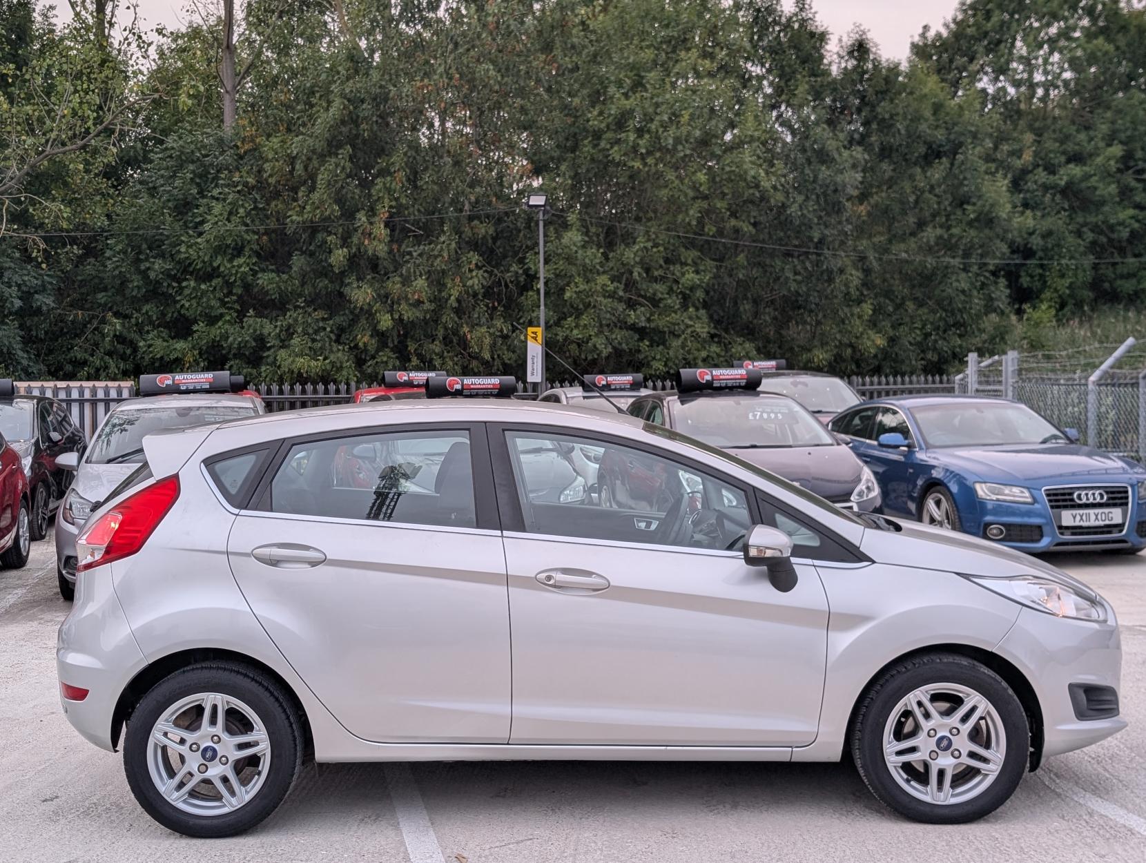 Ford Fiesta 1.6 Zetec Hatchback 5dr Petrol Powershift Euro 5 (105 ps)