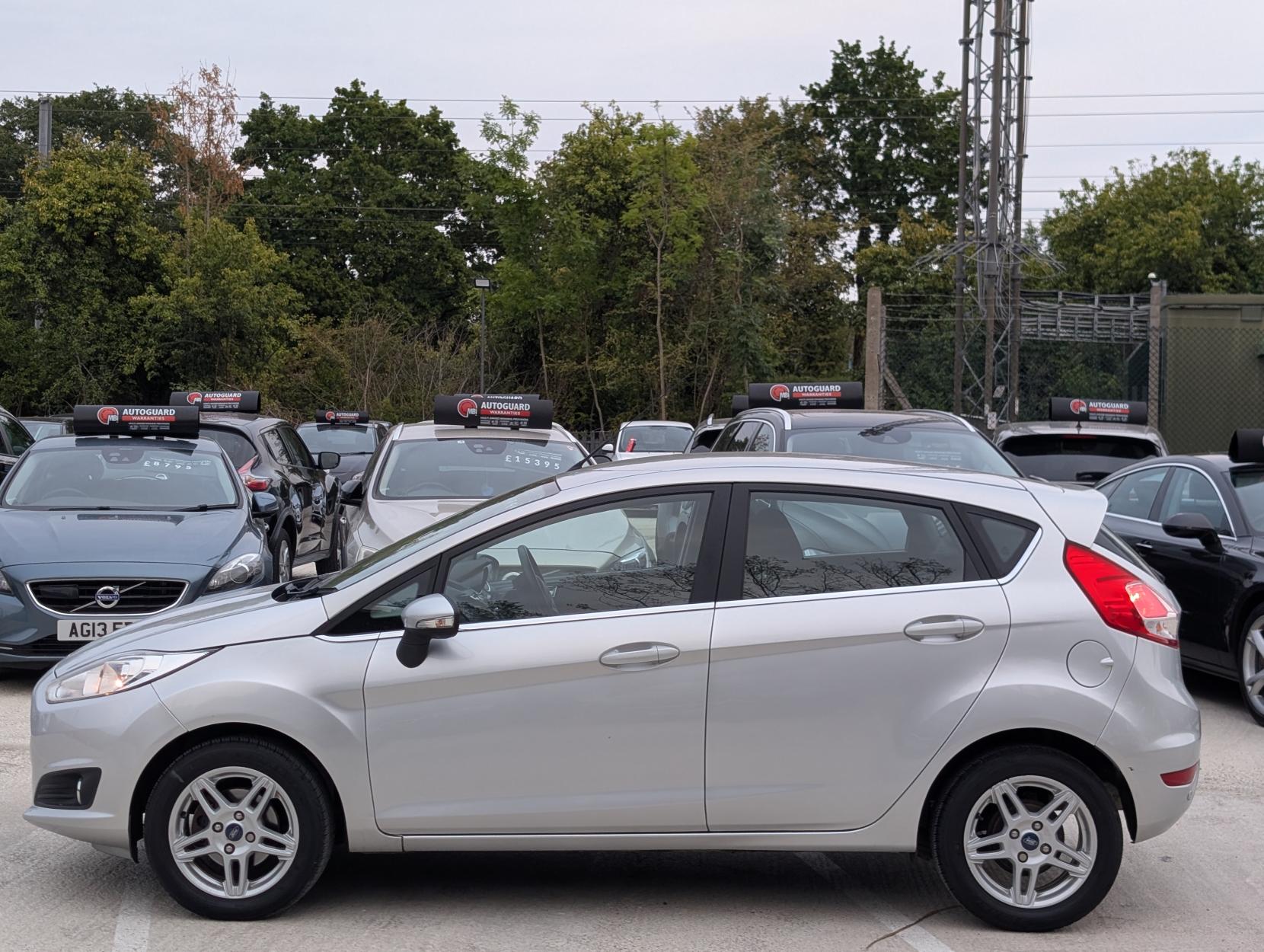Ford Fiesta 1.6 Zetec Hatchback 5dr Petrol Powershift Euro 5 (105 ps)