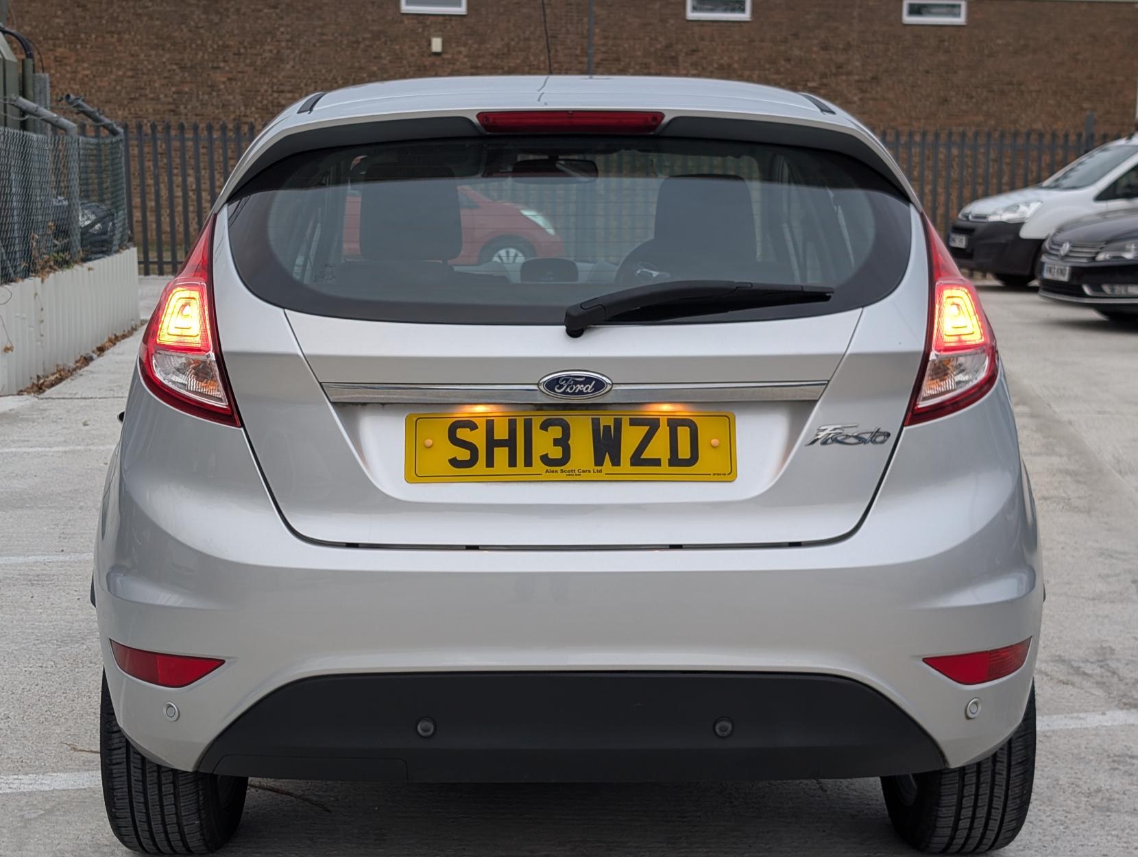 Ford Fiesta 1.6 Zetec Hatchback 5dr Petrol Powershift Euro 5 (105 ps)